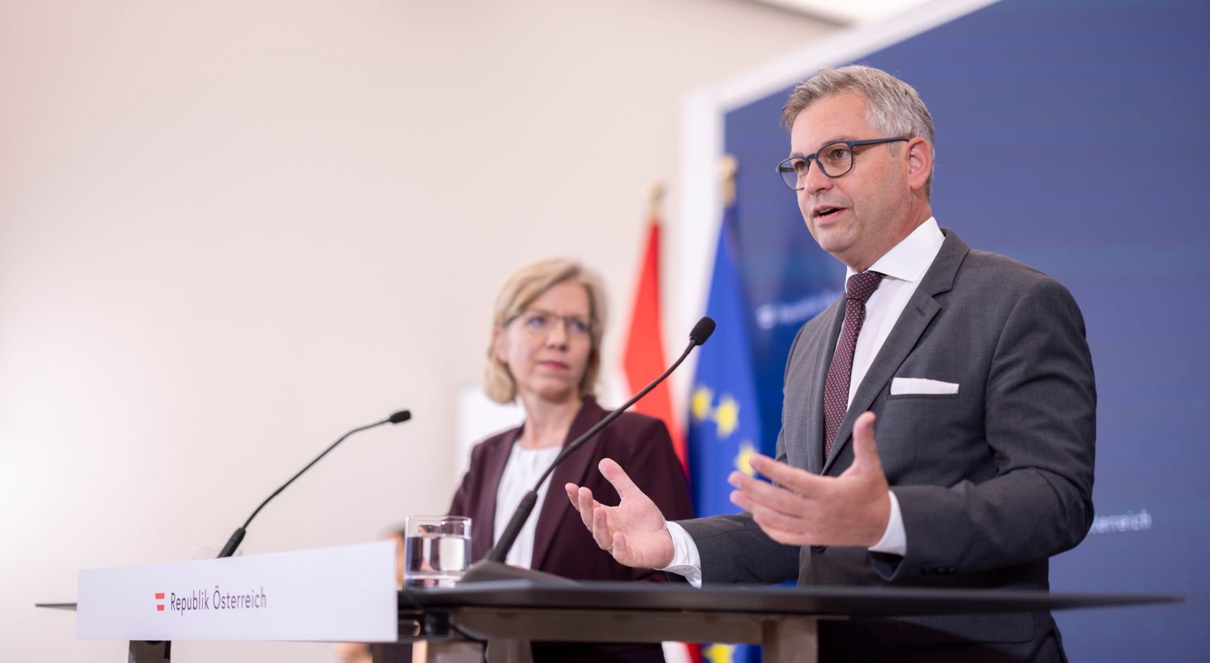 Am 5. Juli 2023 nahmen Bundesministerin Leonore Gewessler (l.) und Bundesminister Magnus Brunner (r.) am Doorstep vor dem Ministerrat teil.