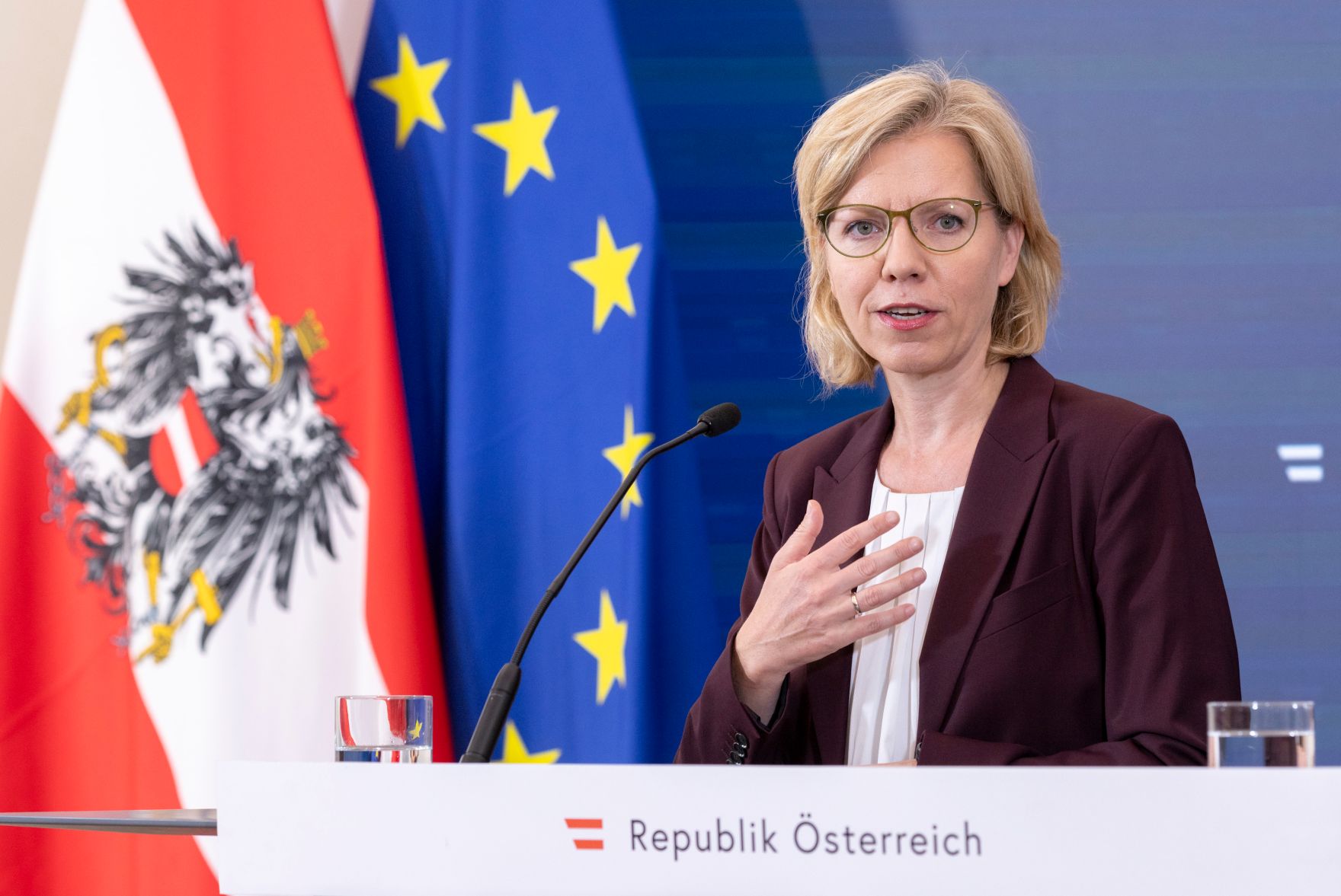 Am 5. Juli 2023 nahmen Bundesministerin Leonore Gewessler (im Bild) und Bundesminister Magnus Brunner am Doorstep vor dem Ministerrat teil.
