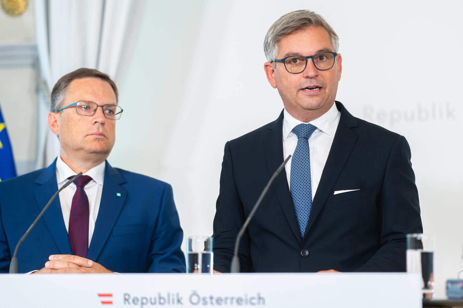 Am 27. September 2023 nahmen Bundesminister Magnus Brunner (r.), Klubobfrau Sigrid Maurer und Klubobmann August W&ouml;ginger (l.) am Pressefoyer nach dem Ministerrat teil.
