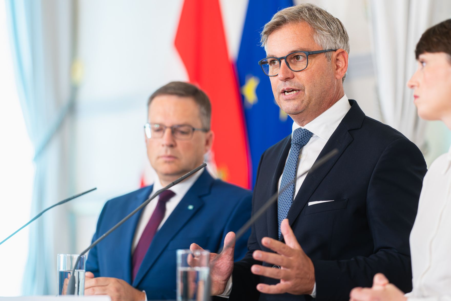 Am 27. September 2023 nahmen Bundesminister Magnus Brunner (m.), Klubobfrau Sigrid Maurer (r.) und Klubobmann August W&ouml;ginger (l.) am Pressefoyer nach dem Ministerrat teil.