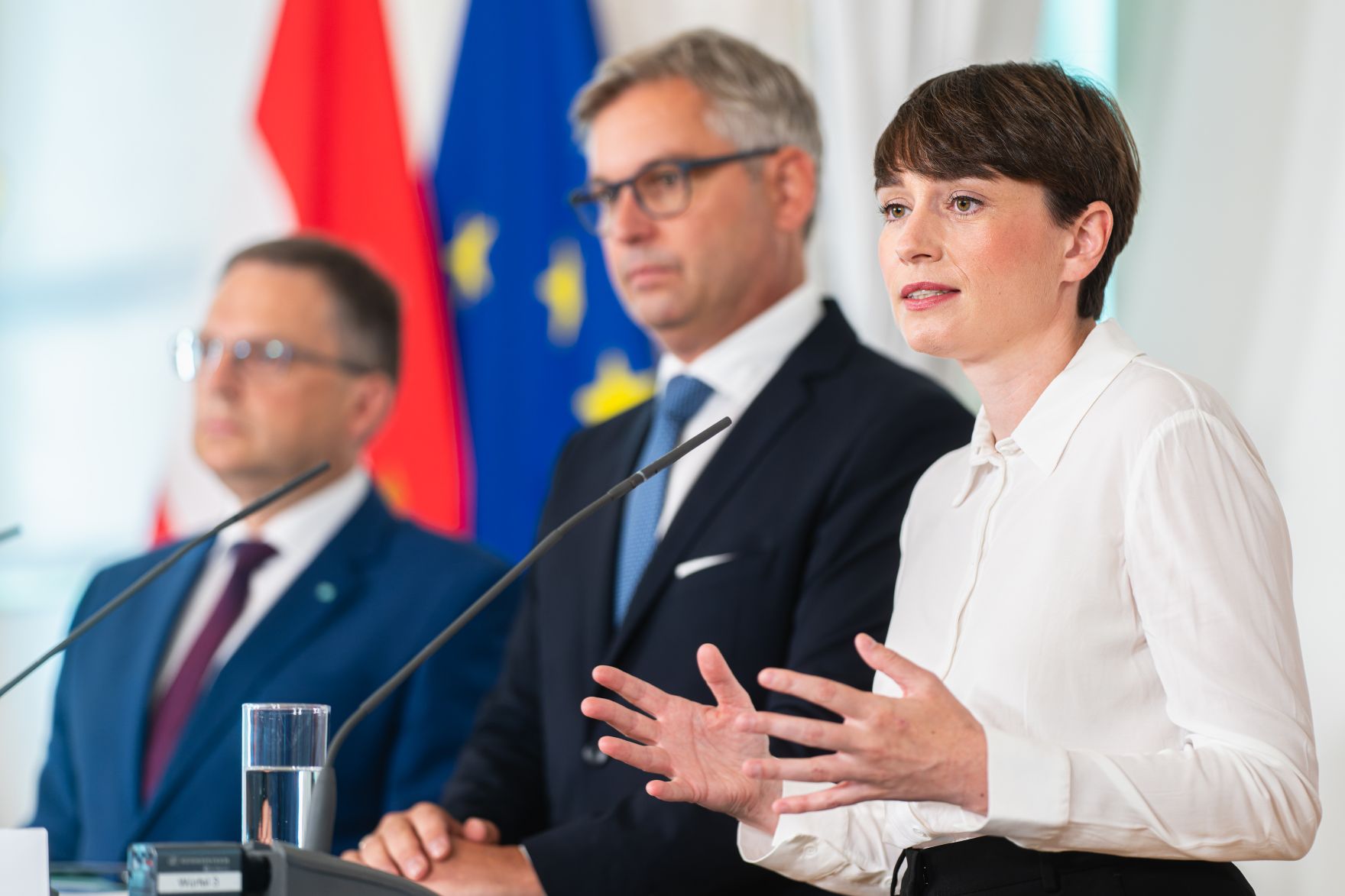 Am 27. September 2023 nahmen Bundesminister Magnus Brunner (m.), Klubobfrau Sigrid Maurer (r.) und Klubobmann August W&ouml;ginger (l.) am Pressefoyer nach dem Ministerrat teil.