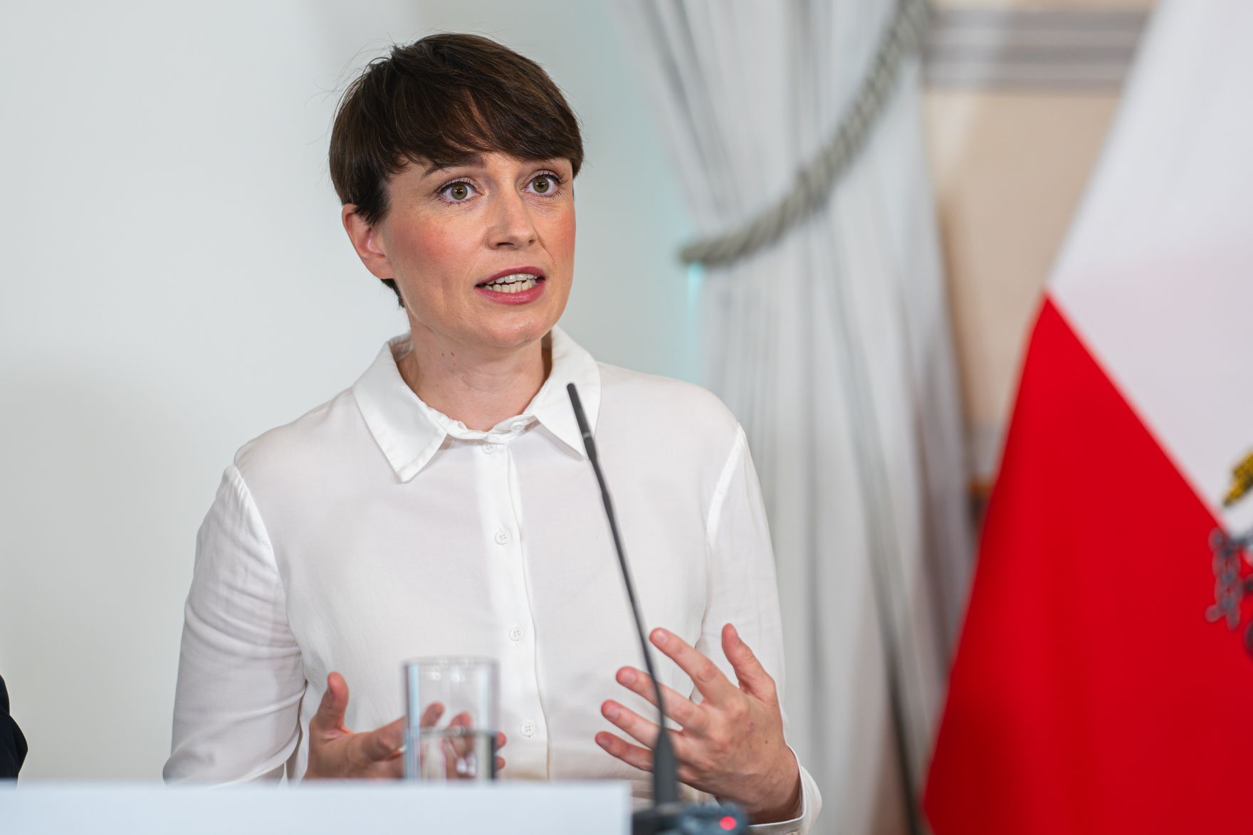 Am 27. September 2023 nahmen Bundesminister Magnus Brunner, Klubobfrau Sigrid Maurer (im Bild) und Klubobmann August W&ouml;ginger am Pressefoyer nach dem Ministerrat teil.