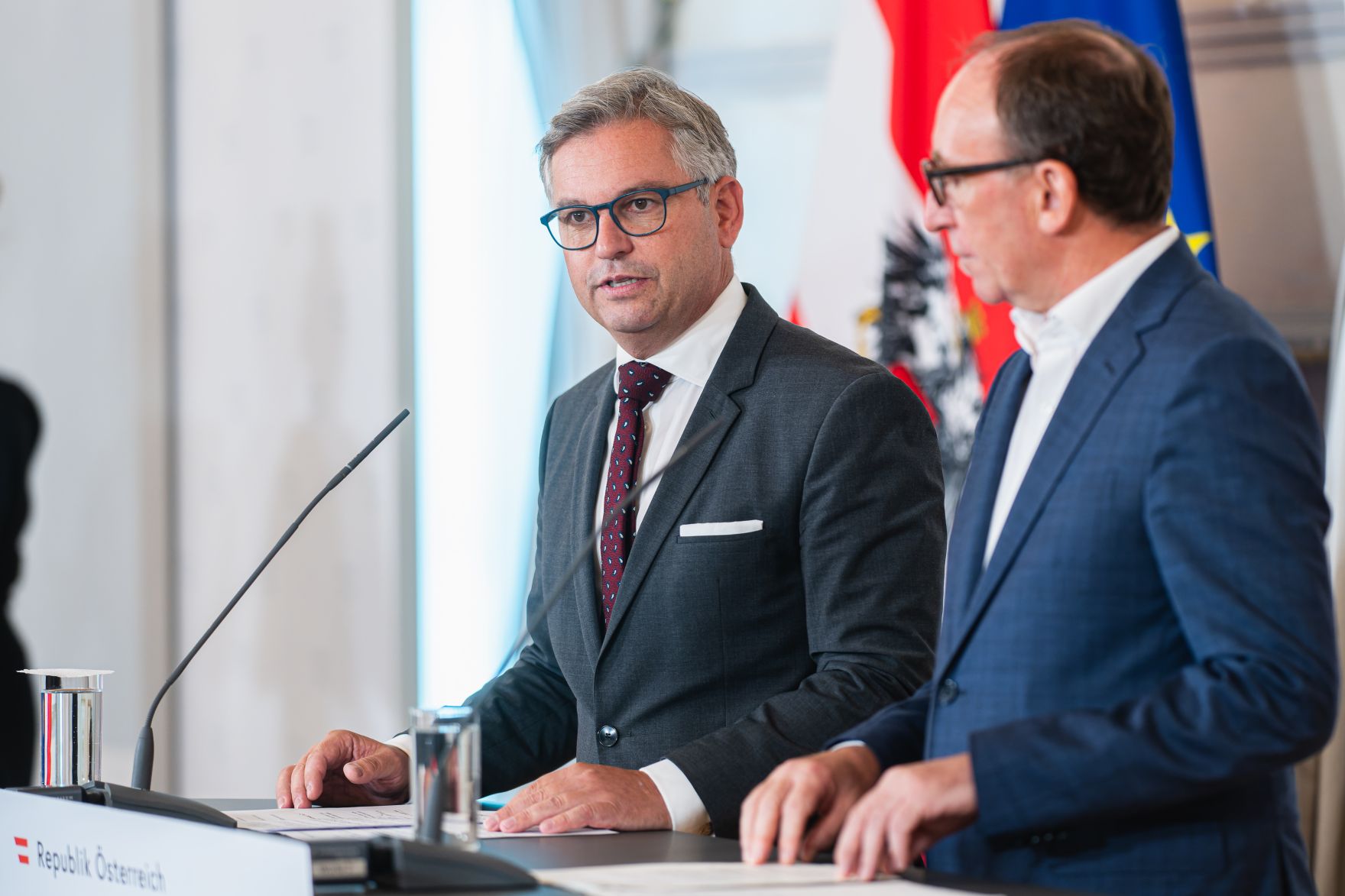 Am 4. Oktober 2023 nahmen Bundesminister Magnus Brunner (l.) und Bundesminister Johannes Rauch (r.) am Pressefoyer nach dem Ministerrat teil.