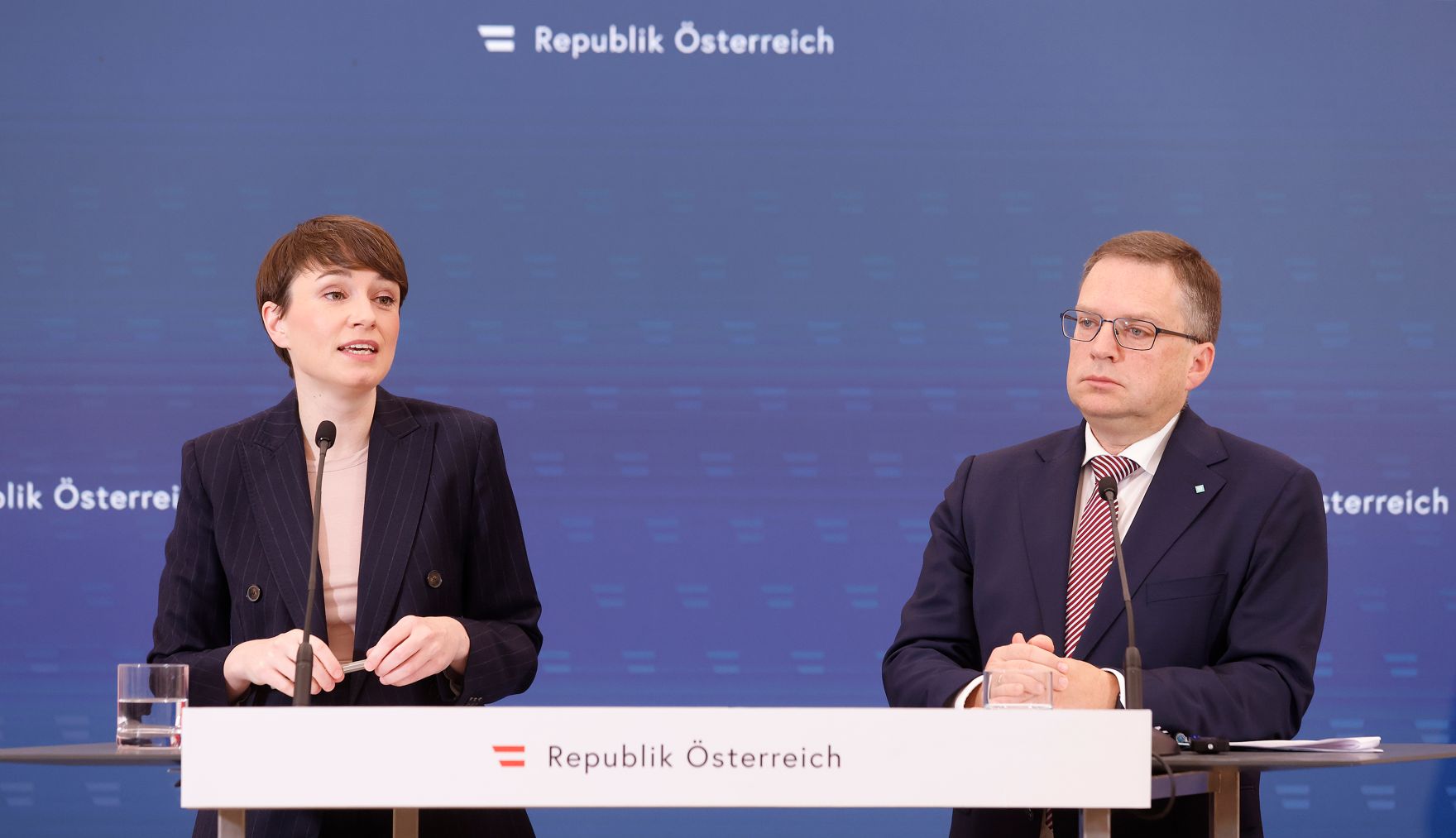 Am 13. Dezember 2023 nahmen Klubobfrau Sigrid Maurer (l.) und Klubobmann August W&ouml;ginger (r.) am Pressefoyer nach dem Ministerrat teil.