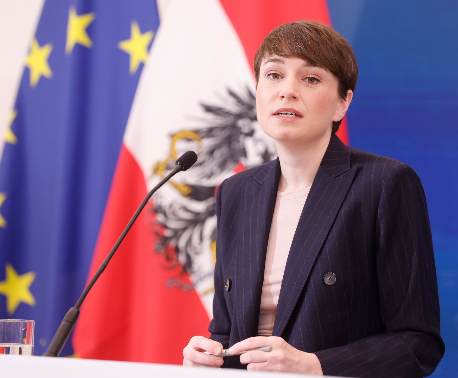 Am 13. Dezember 2023 nahmen Klubobfrau Sigrid Maurer (im Bild) und Klubobmann August W&ouml;ginger am Pressefoyer nach dem Ministerrat teil.