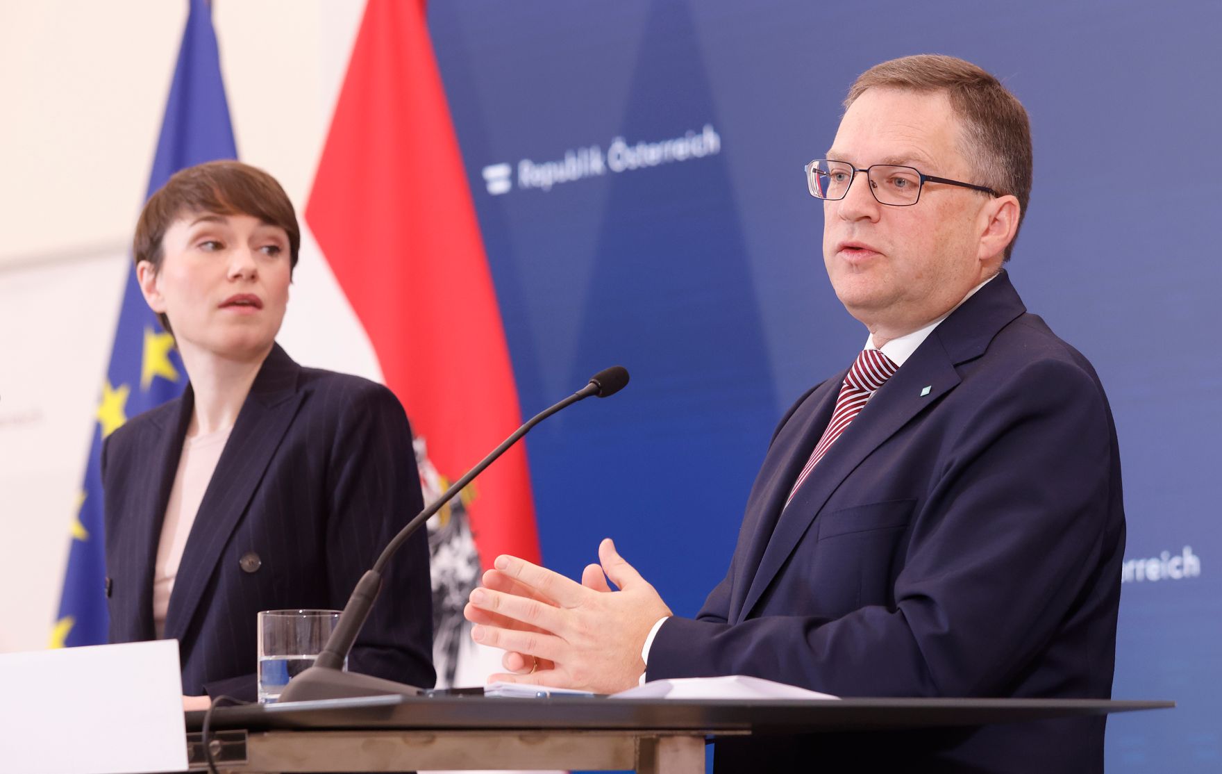 Am 13. Dezember 2023 nahmen Klubobfrau Sigrid Maurer (l.) und Klubobmann August W&ouml;ginger (r.) am Pressefoyer nach dem Ministerrat teil.