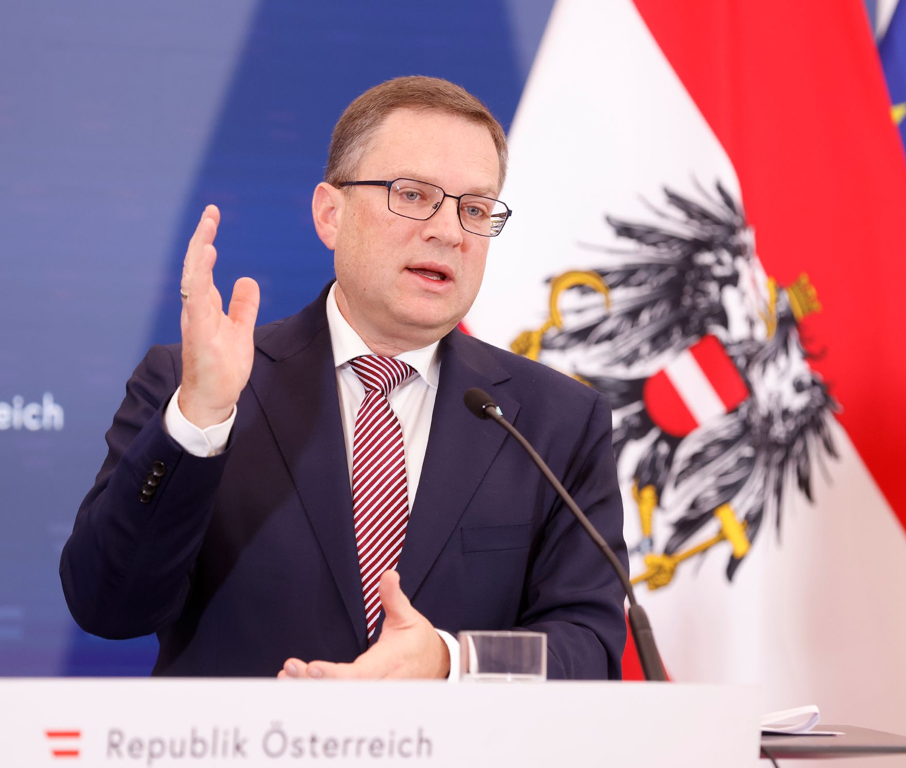 Am 13. Dezember 2023 nahmen Klubobfrau Sigrid Maurer und Klubobmann August W&ouml;ginger (im Bild) am Pressefoyer nach dem Ministerrat teil.