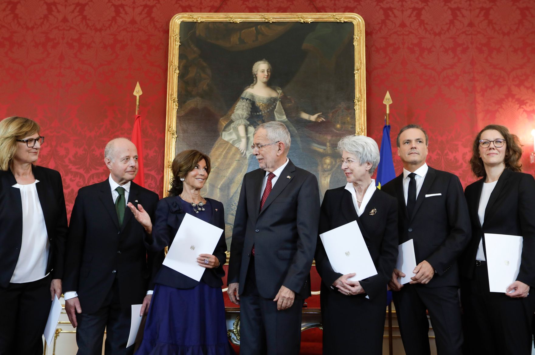 Am 3. Juni 2019 wurde die neue Bundesregierung vom Bundespr&auml;sidenten in der Pr&auml;sidentschaftskanzlei angelobt. Im Bild (v.l.n.r.) Bundesministerin Maria Patek, Vizekanzler Clemens Jabloner, Bundeskanzlerin Brigitte Bierlein, Bundespr&auml;sident Alexander Van der Bellen, Bundesministerin Elisabeth Udolf-Strobl, Bundesminister Eduard M&uuml;ller und Bundesministerin Iris Eliisa Rauskala.