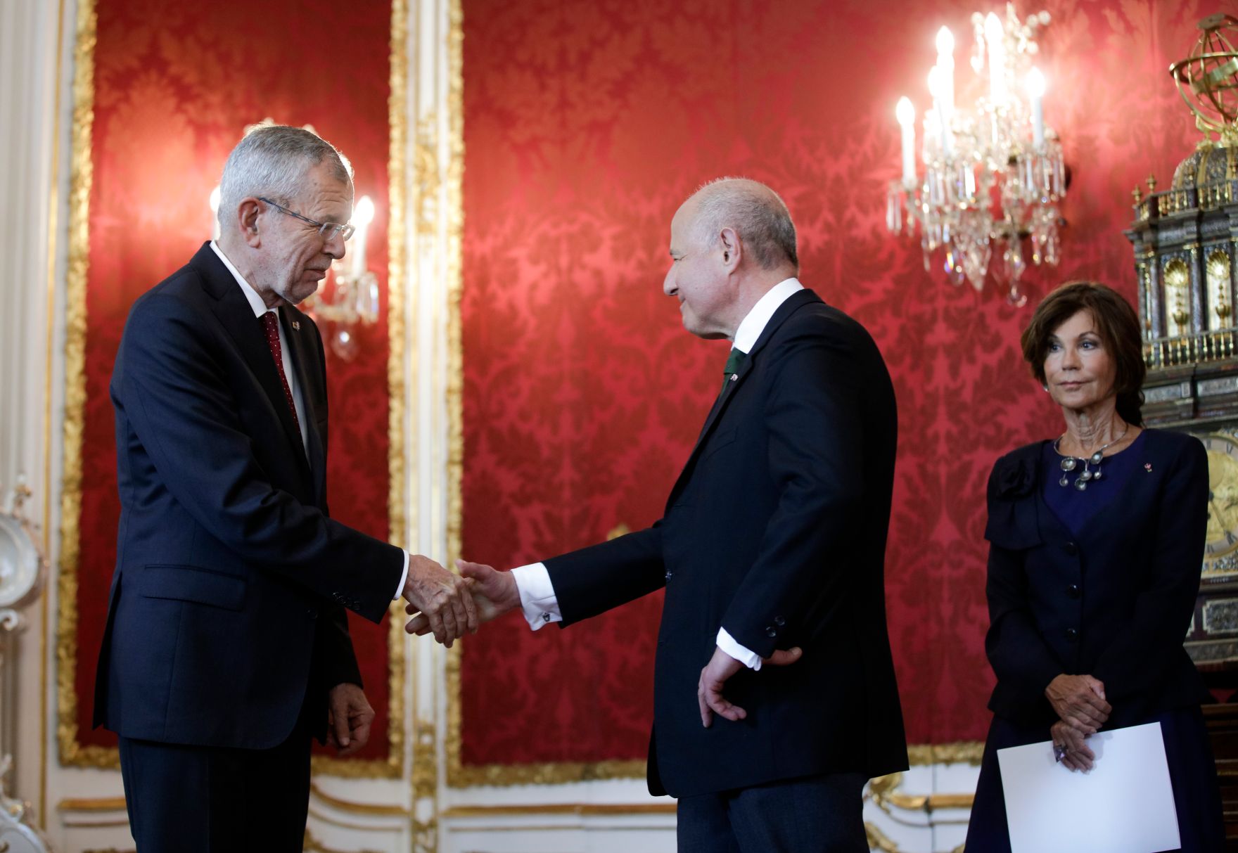 Am 3. Juni 2019 wurde die neue Bundesregierung vom Bundespr&auml;sidenten in der Pr&auml;sidentschaftskanzlei angelobt. Bundespr&auml;sident Alexander Van der Bellen (l.), Bundeskanzlerin Brigitte Bierlein (r.) und Vizekanzler Clemens Jabloner (m.).