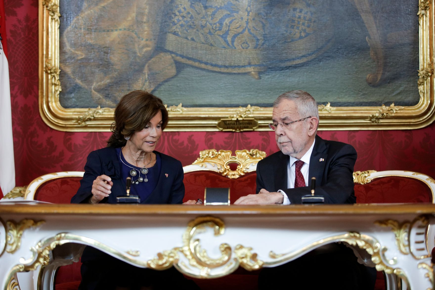 Am 3. Juni 2019 wurde die neue Bundesregierung vom Bundespr&auml;sidenten in der Pr&auml;sidentschaftskanzlei angelobt. Im Bild Bundespr&auml;sident Alexander Van der Bellen (r.) mit Bundeskanzlerin Brigitte Bierlein (l.).