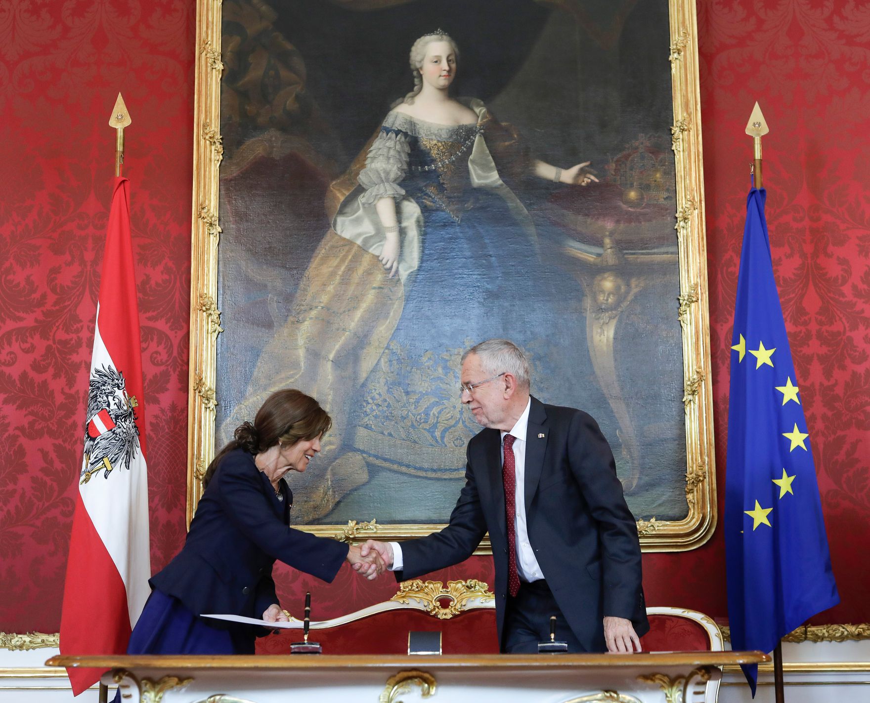 Am 3. Juni 2019 wurde die neue Bundesregierung vom Bundespr&auml;sidenten in der Pr&auml;sidentschaftskanzlei angelobt. Im Bild Bundespr&auml;sident Alexander Van der Bellen (r.) mit Bundeskanzlerin Brigitte Bierlein (l.).