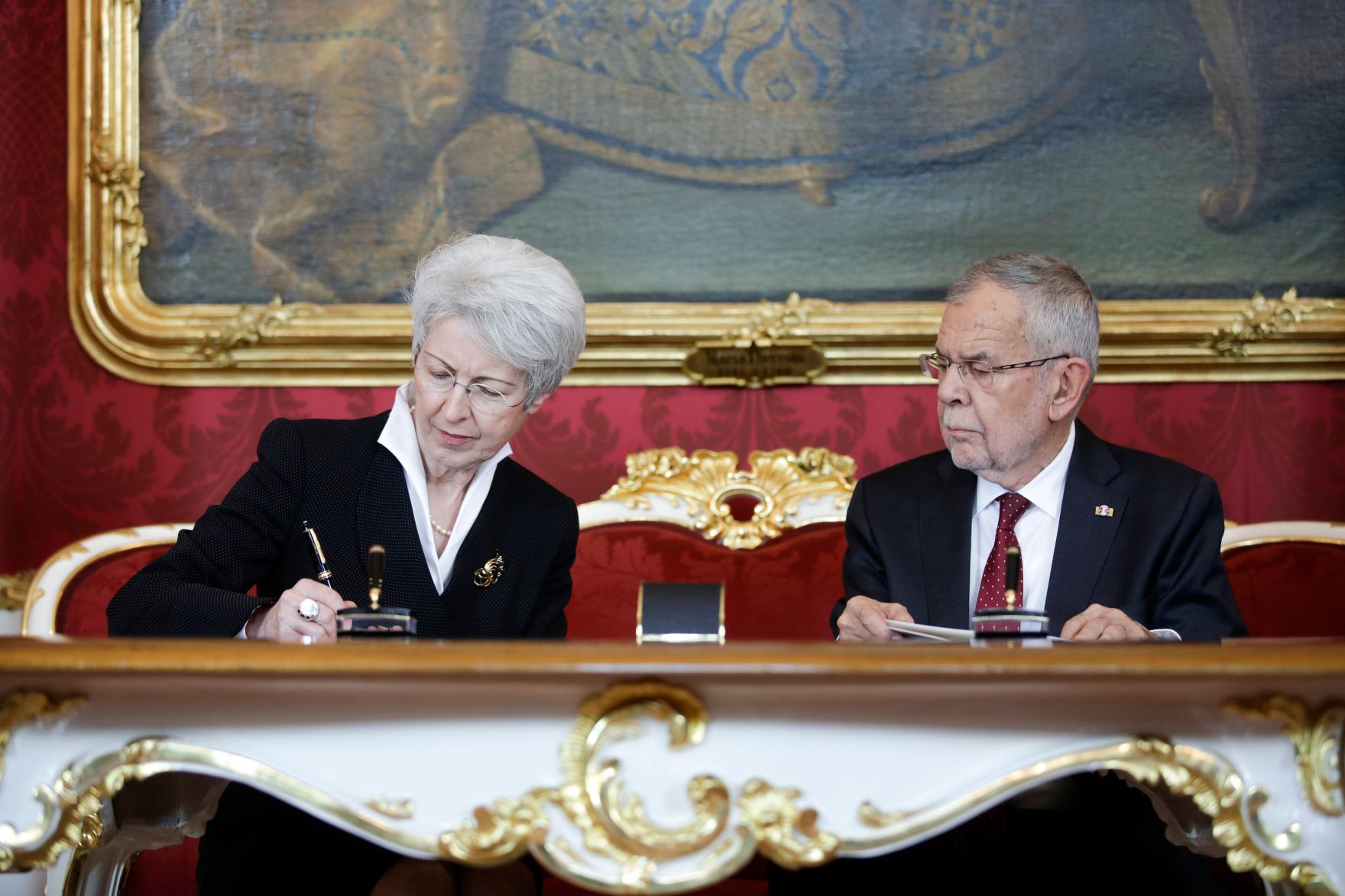 Am 3. Juni 2019 wurde die neue Bundesregierung vom Bundespr&auml;sidenten in der Pr&auml;sidentschaftskanzlei angelobt. Im Bild Bundespr&auml;sident Alexander Van der Bellen (r.) mit Bundesministerin Elisabeth Udolf-Strobl (l.).