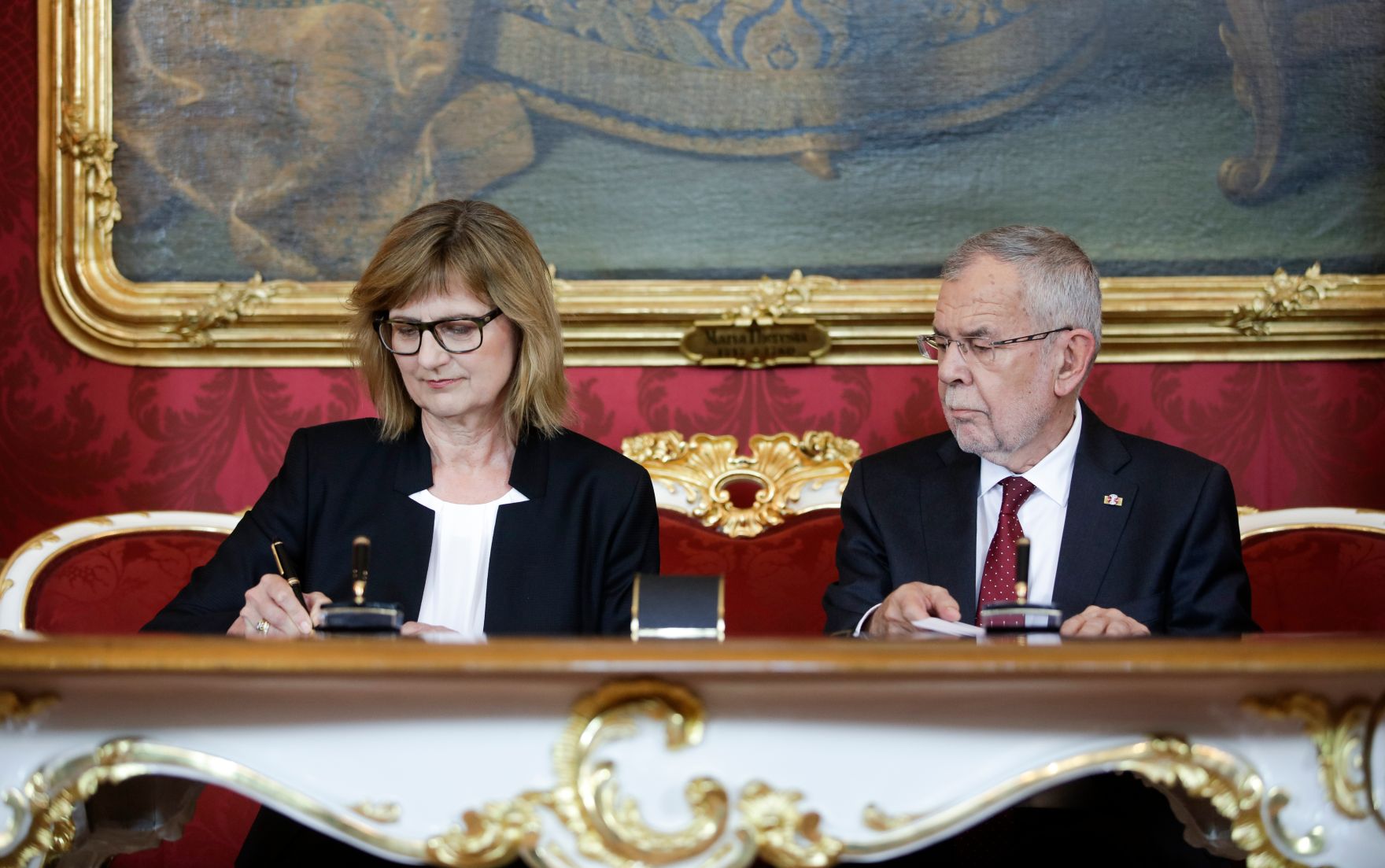Am 3. Juni 2019 wurde die neue Bundesregierung vom Bundespr&auml;sidenten in der Pr&auml;sidentschaftskanzlei angelobt. Im Bild Bundespr&auml;sident Alexander Van der Bellen (r.) mit Bundesministerin Maria Patek (l.).