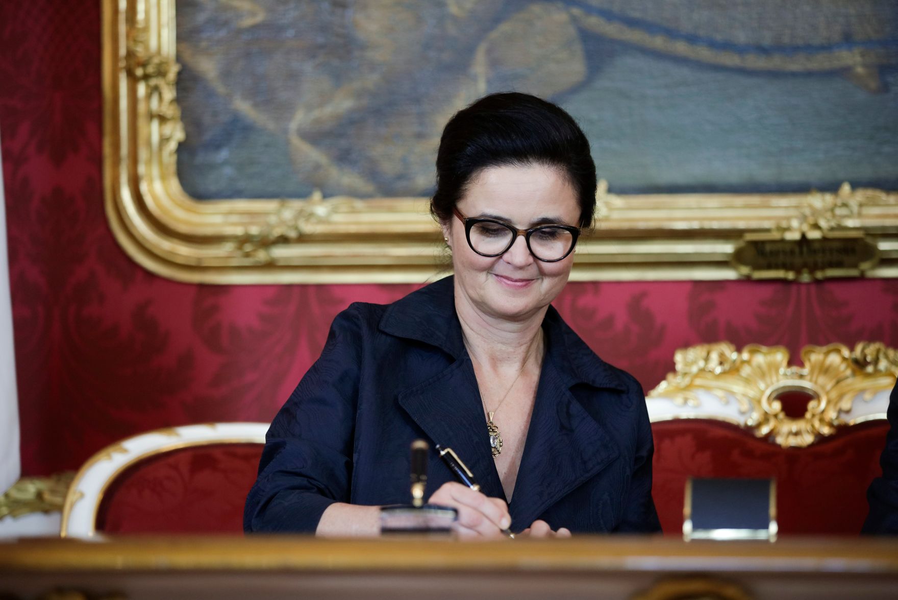 Am 3. Juni 2019 wurde die neue Bundesregierung vom Bundespr&auml;sidenten in der Pr&auml;sidentschaftskanzlei angelobt. Im Bild Bundesministerin Brigitte Zarfl.