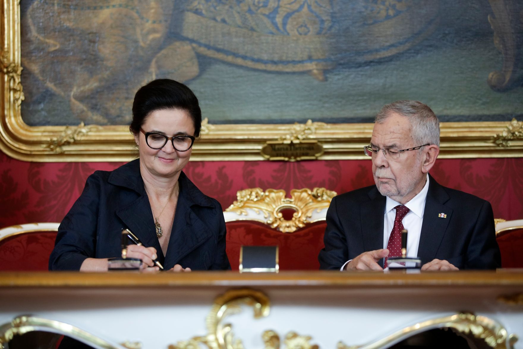 Am 3. Juni 2019 wurde die neue Bundesregierung vom Bundespr&auml;sidenten in der Pr&auml;sidentschaftskanzlei angelobt. Im Bild Bundespr&auml;sident Alexander Van der Bellen (r.) mit Bundesministerin Brigitte Zarfl (l.).