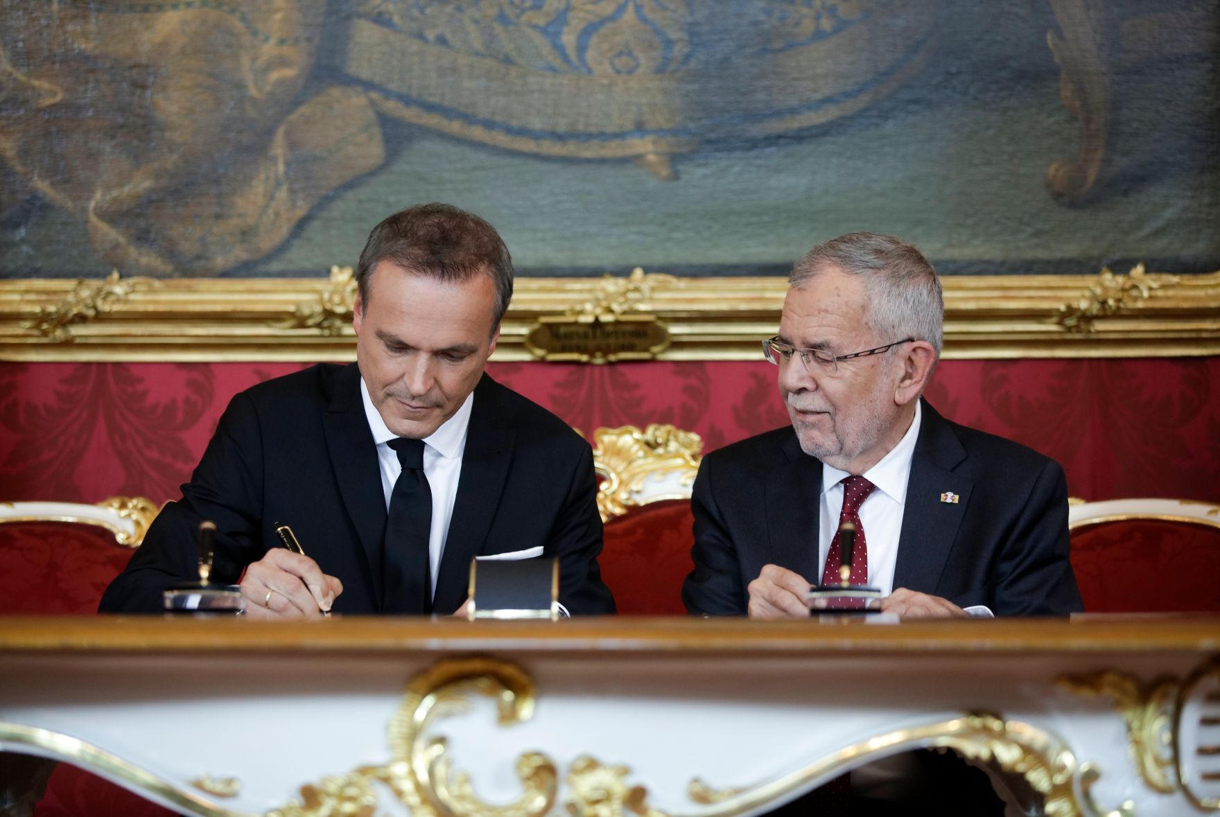 Am 3. Juni 2019 wurde die neue Bundesregierung vom Bundespr&auml;sidenten in der Pr&auml;sidentschaftskanzlei angelobt. Im Bild Bundespr&auml;sident Alexander Van der Bellen (r.) mit Bundesminister Eduard M&uuml;ller (l.).