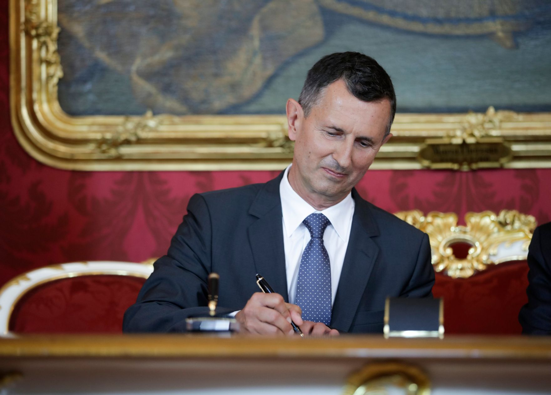 Am 3. Juni 2019 wurde die neue Bundesregierung vom Bundespr&auml;sidenten in der Pr&auml;sidentschaftskanzlei angelobt. Im Bild Bundesminister Thomas Starlinger.