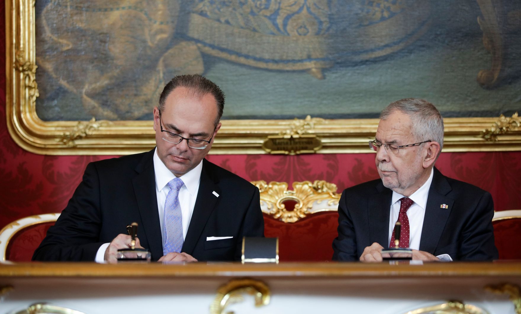 Am 3. Juni 2019 wurde die neue Bundesregierung vom Bundespr&auml;sidenten in der Pr&auml;sidentschaftskanzlei angelobt. Im Bild Bundespr&auml;sident Alexander Van der Bellen (r.) mit Bundesminister Andreas Reichhardt (l.).