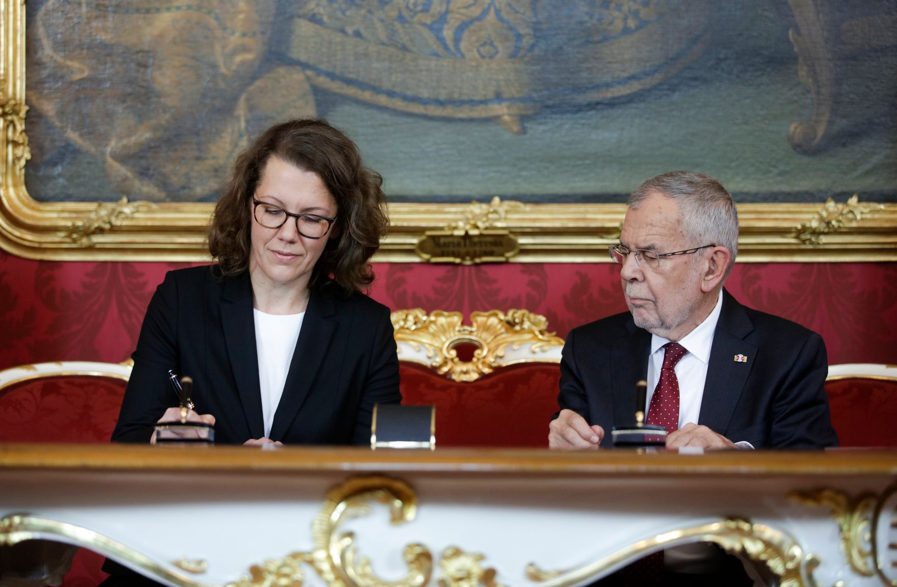 Am 3. Juni 2019 wurde die neue Bundesregierung vom Bundespr&auml;sidenten in der Pr&auml;sidentschaftskanzlei angelobt. Im Bild Bundespr&auml;sident Alexander Van der Bellen (r.) mit Bundesministerin Iris Eliisa Rauskala (l.).
