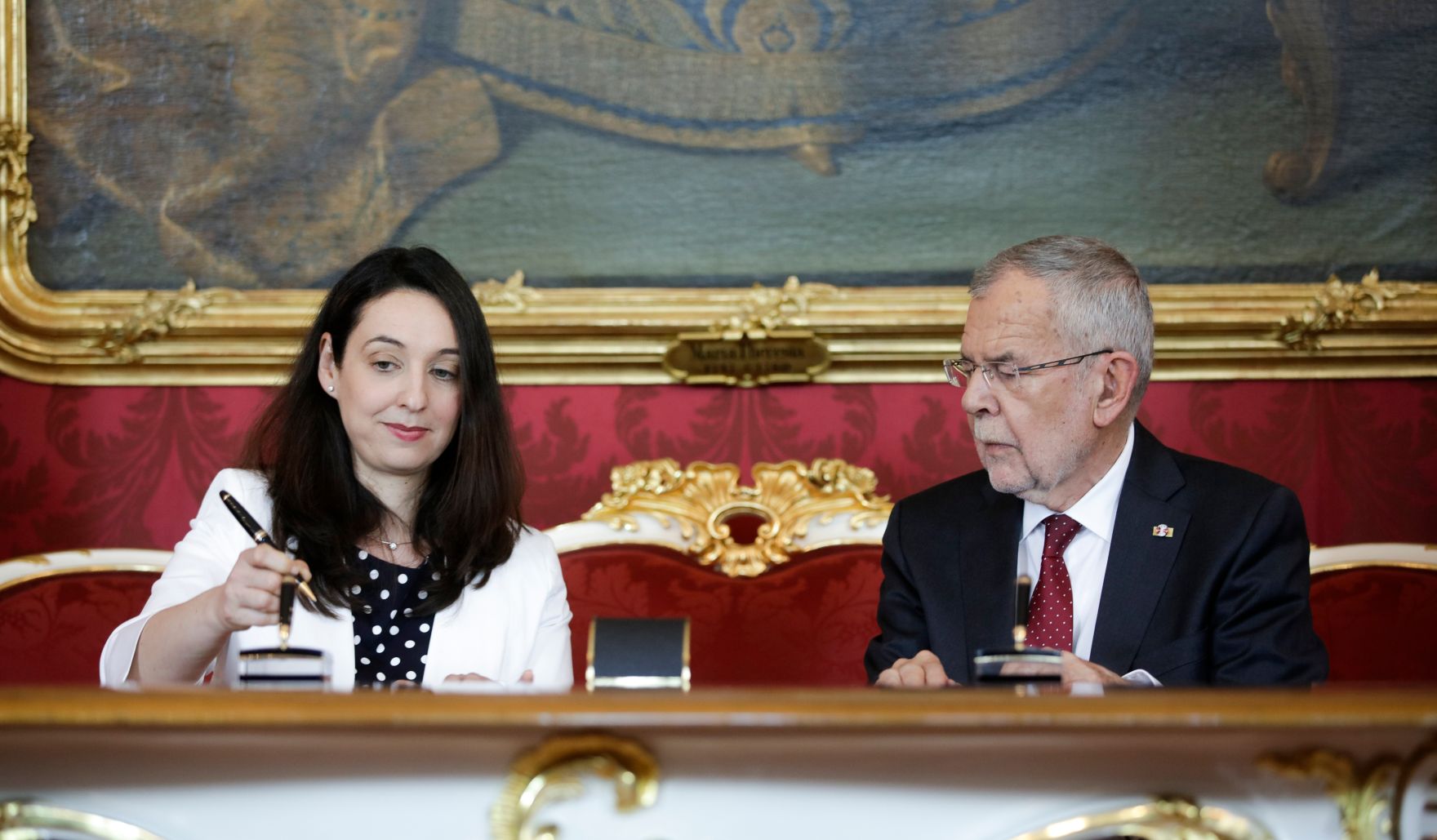 Am 3. Juni 2019 wurde die neue Bundesregierung vom Bundespr&auml;sidenten in der Pr&auml;sidentschaftskanzlei angelobt. Im Bild Bundespr&auml;sident Alexander Van der Bellen (r.) mit BundesministerinInes Stilling (l.).