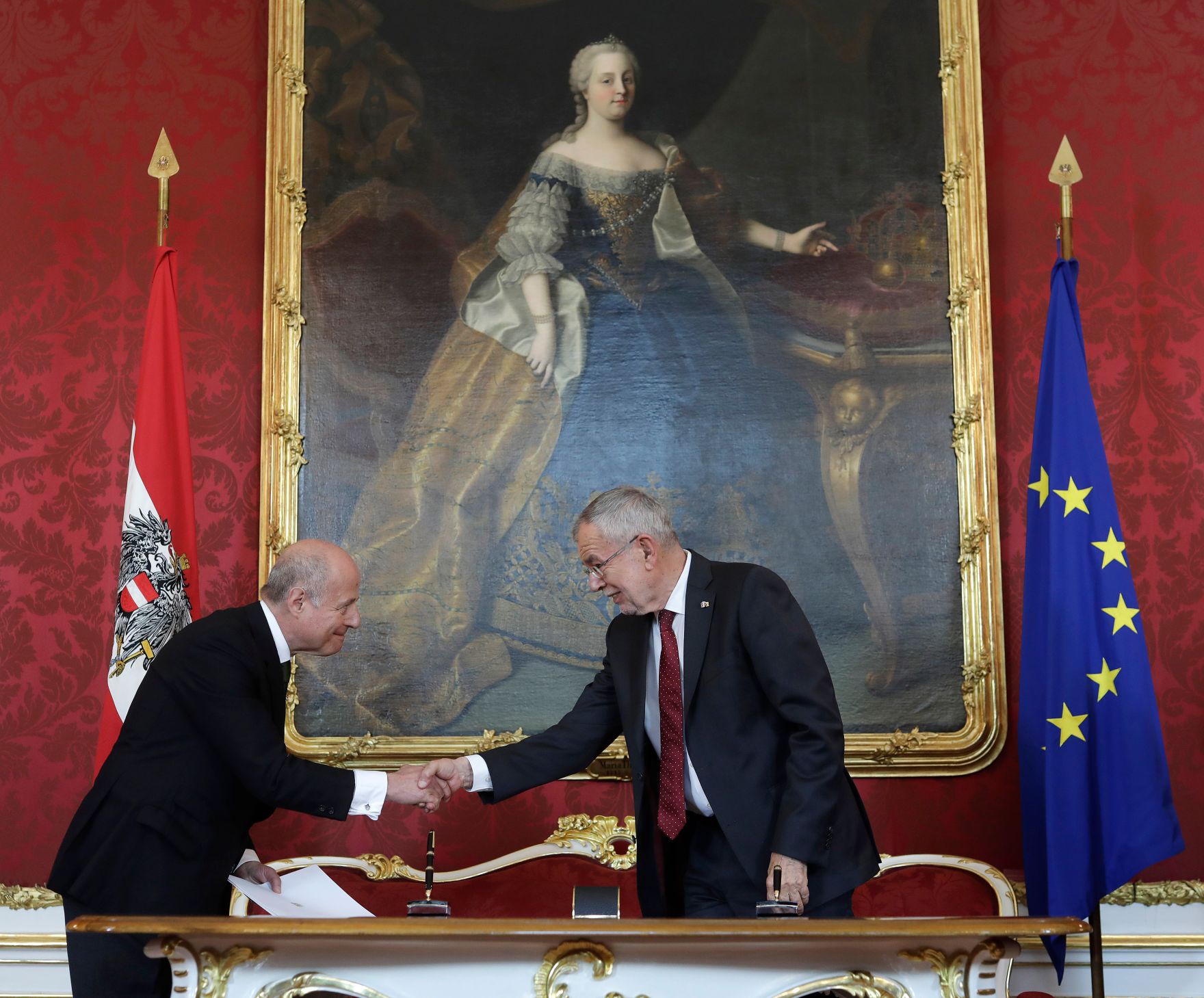 Am 3. Juni 2019 wurde die neue Bundesregierung vom Bundespr&auml;sidenten in der Pr&auml;sidentschaftskanzlei angelobt. Im Bild Bundespr&auml;sident Alexander Van der Bellen (r.) mit Vizekanzler Clemens Jabloner (l.).