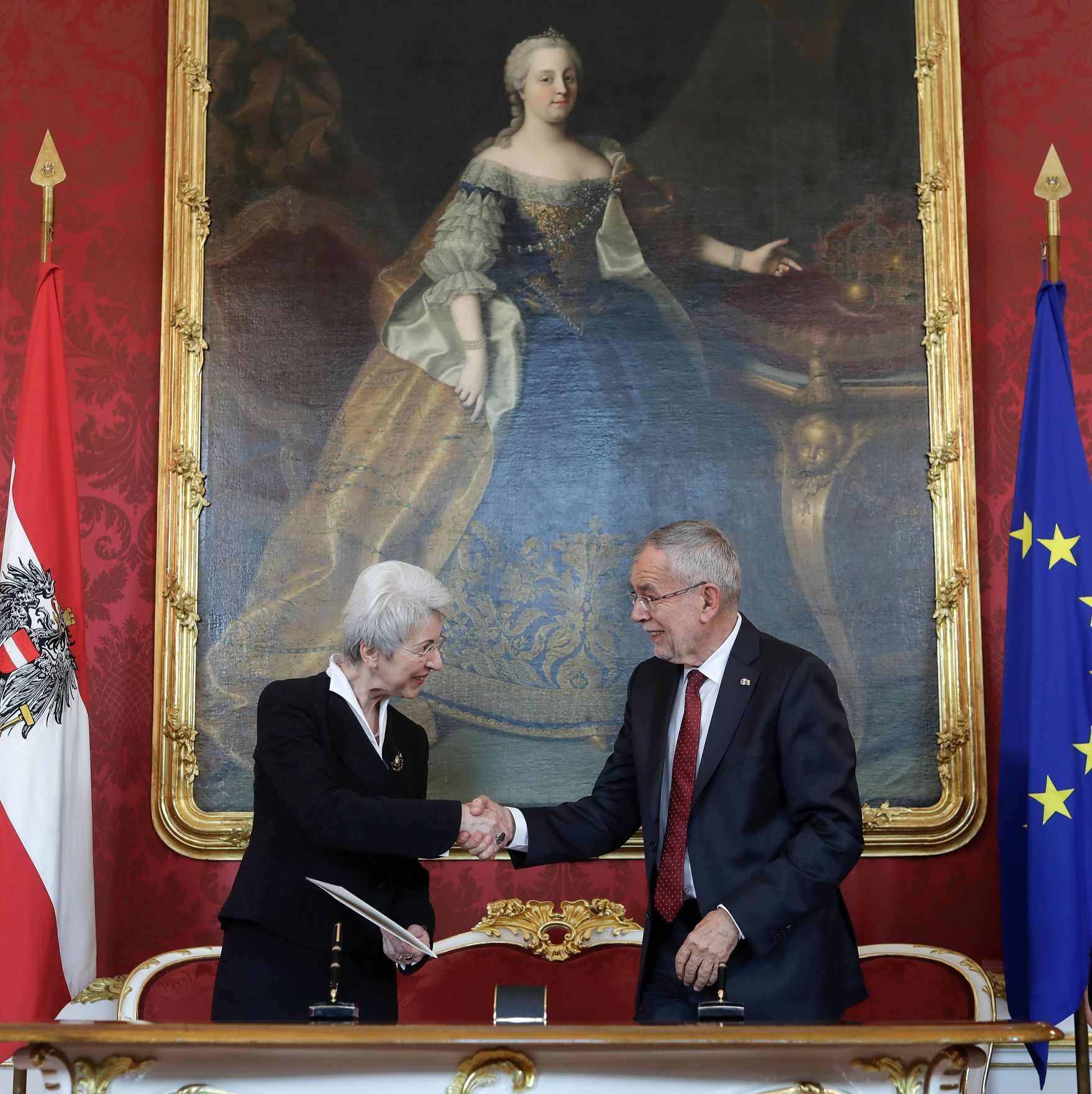 Am 3. Juni 2019 wurde die neue Bundesregierung vom Bundespr&auml;sidenten in der Pr&auml;sidentschaftskanzlei angelobt. Im Bild Bundespr&auml;sident Alexander Van der Bellen (r.) mit Bundesministerin Elisabeth Udolf-Strobl (l.).