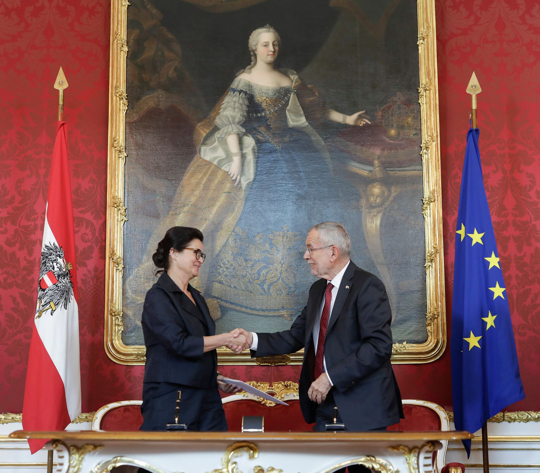Am 3. Juni 2019 wurde die neue Bundesregierung vom Bundespr&auml;sidenten in der Pr&auml;sidentschaftskanzlei angelobt. Im Bild Bundespr&auml;sident Alexander Van der Bellen (r.) mit Bundesministerin Brigitte Zarfl (l.).