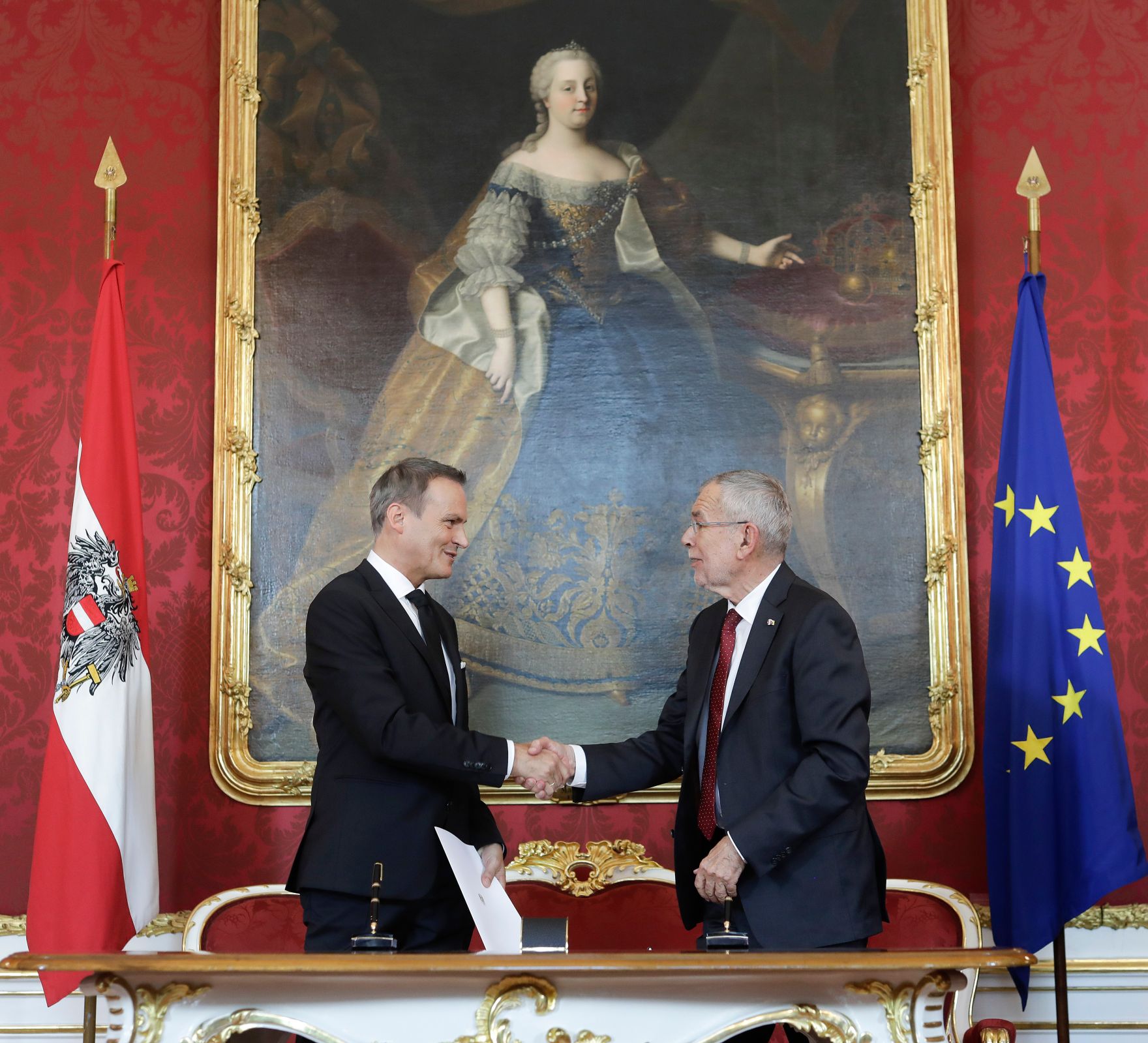 Am 3. Juni 2019 wurde die neue Bundesregierung vom Bundespr&auml;sidenten in der Pr&auml;sidentschaftskanzlei angelobt. Im Bild Bundespr&auml;sident Alexander Van der Bellen (r.) mit Bundesminister Eduard M&uuml;ller (l.).