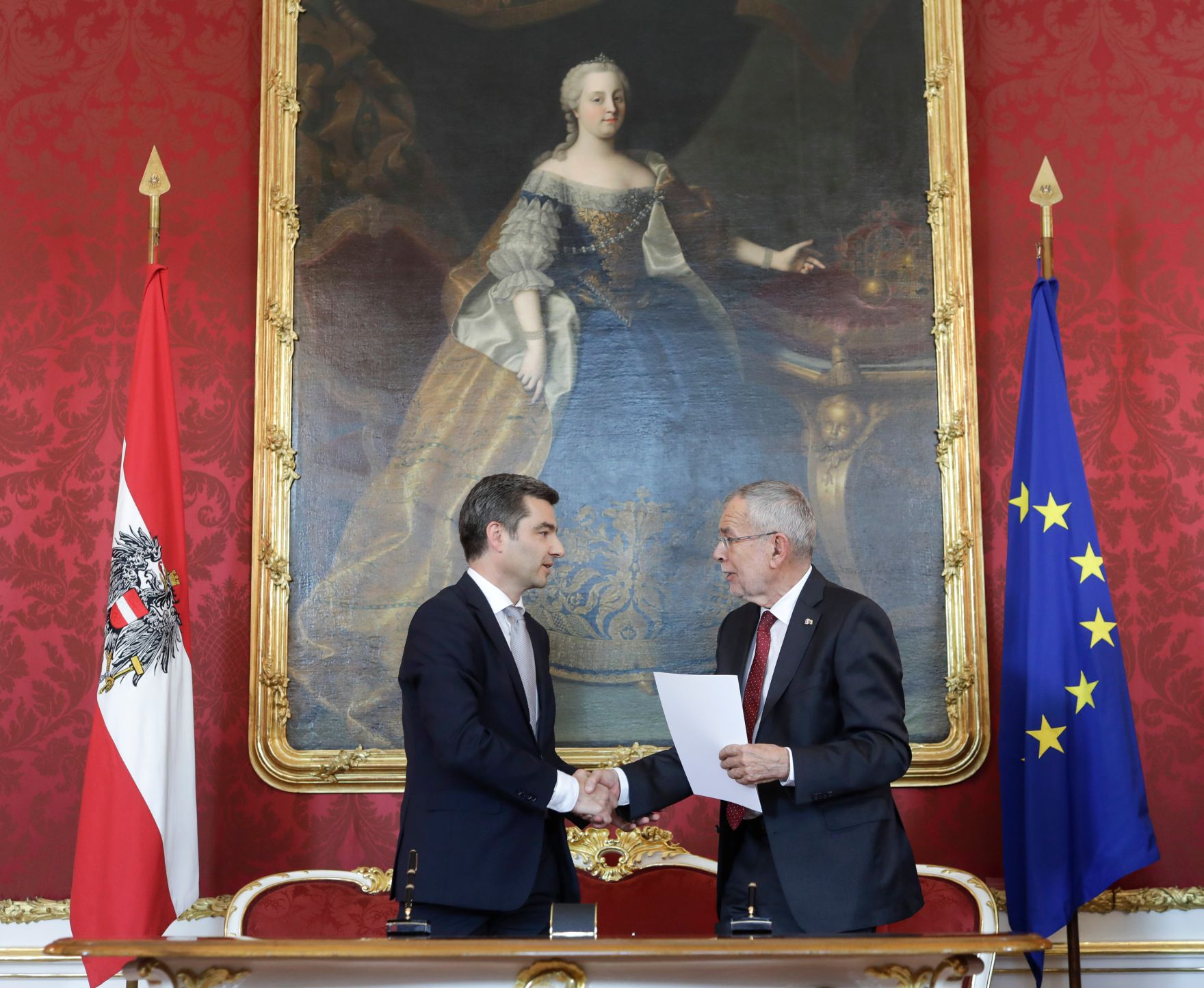 Am 3. Juni 2019 wurde die neue Bundesregierung vom Bundespr&auml;sidenten in der Pr&auml;sidentschaftskanzlei angelobt. Im Bild Bundespr&auml;sident Alexander Van der Bellen (r.) mit Bundesminister Wolfgang Peschorn (l.).