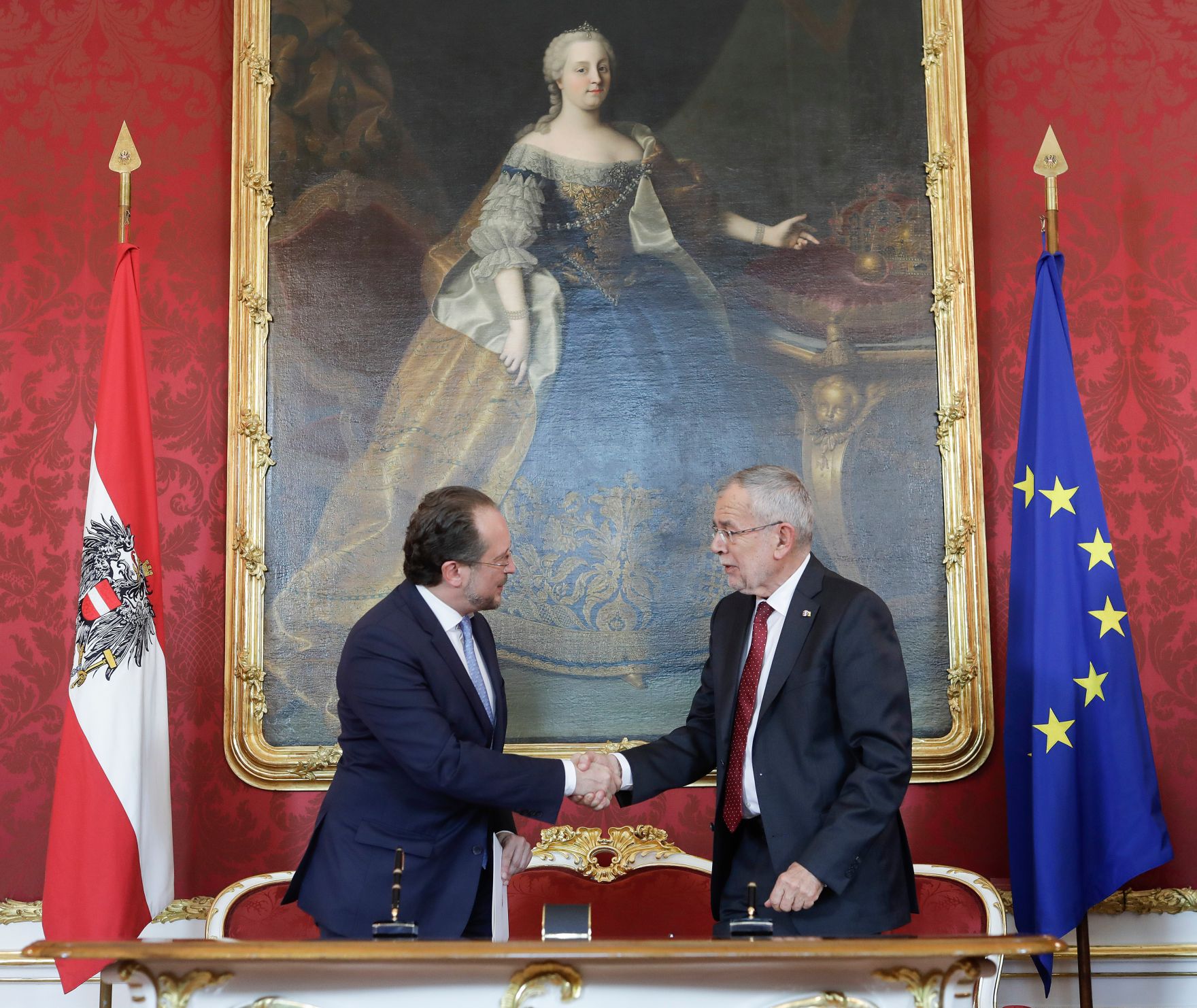 Am 3. Juni 2019 wurde die neue Bundesregierung vom Bundespr&auml;sidenten in der Pr&auml;sidentschaftskanzlei angelobt. Im Bild Bundespr&auml;sident Alexander Van der Bellen (r.) mit Bundesminister Alexander Schallenberg (l.).