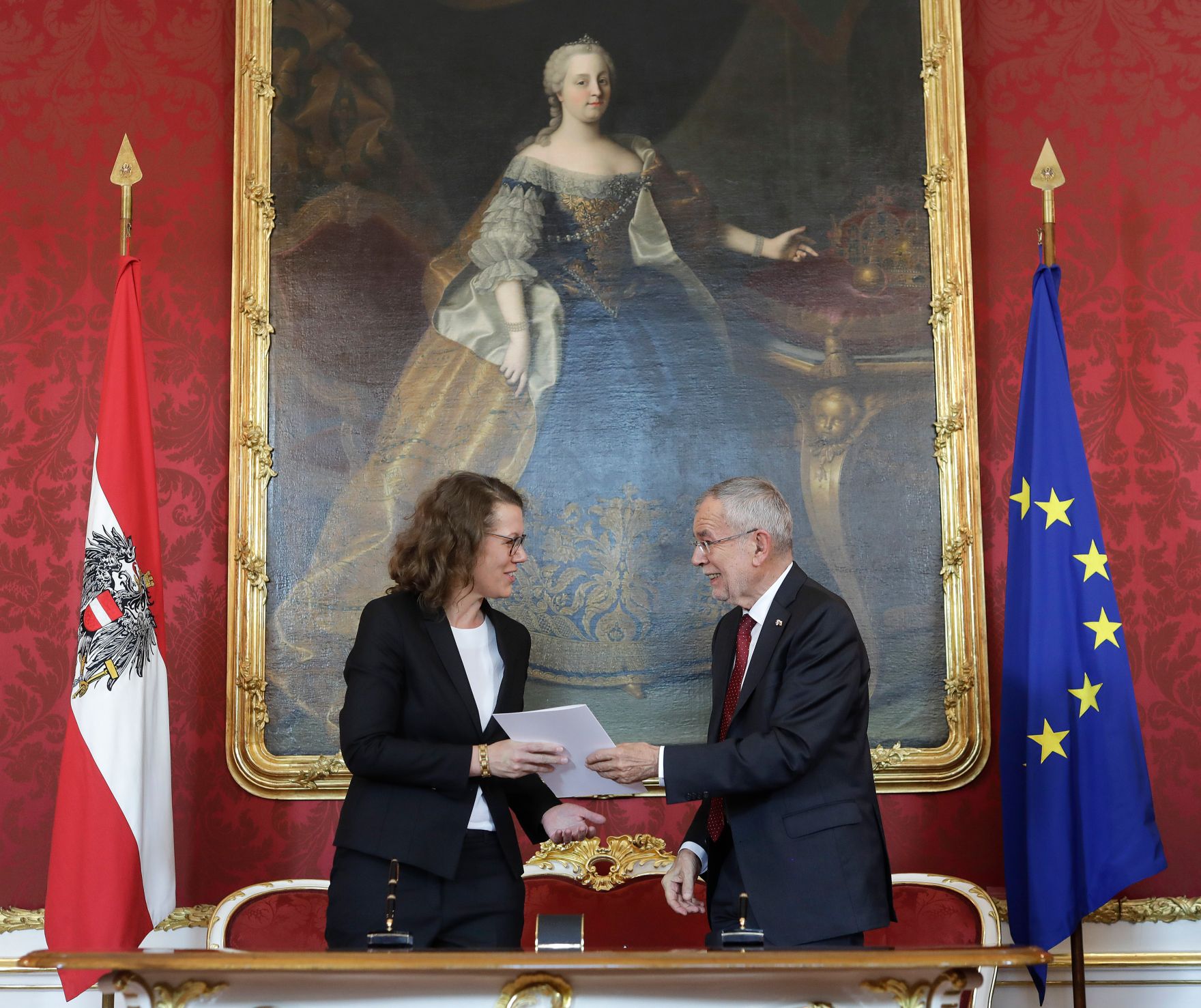 Am 3. Juni 2019 wurde die neue Bundesregierung vom Bundespr&auml;sidenten in der Pr&auml;sidentschaftskanzlei angelobt. Im Bild Bundespr&auml;sident Alexander Van der Bellen (r.) mit Bundesministerin Iris Eliisa Rauskala (l.).