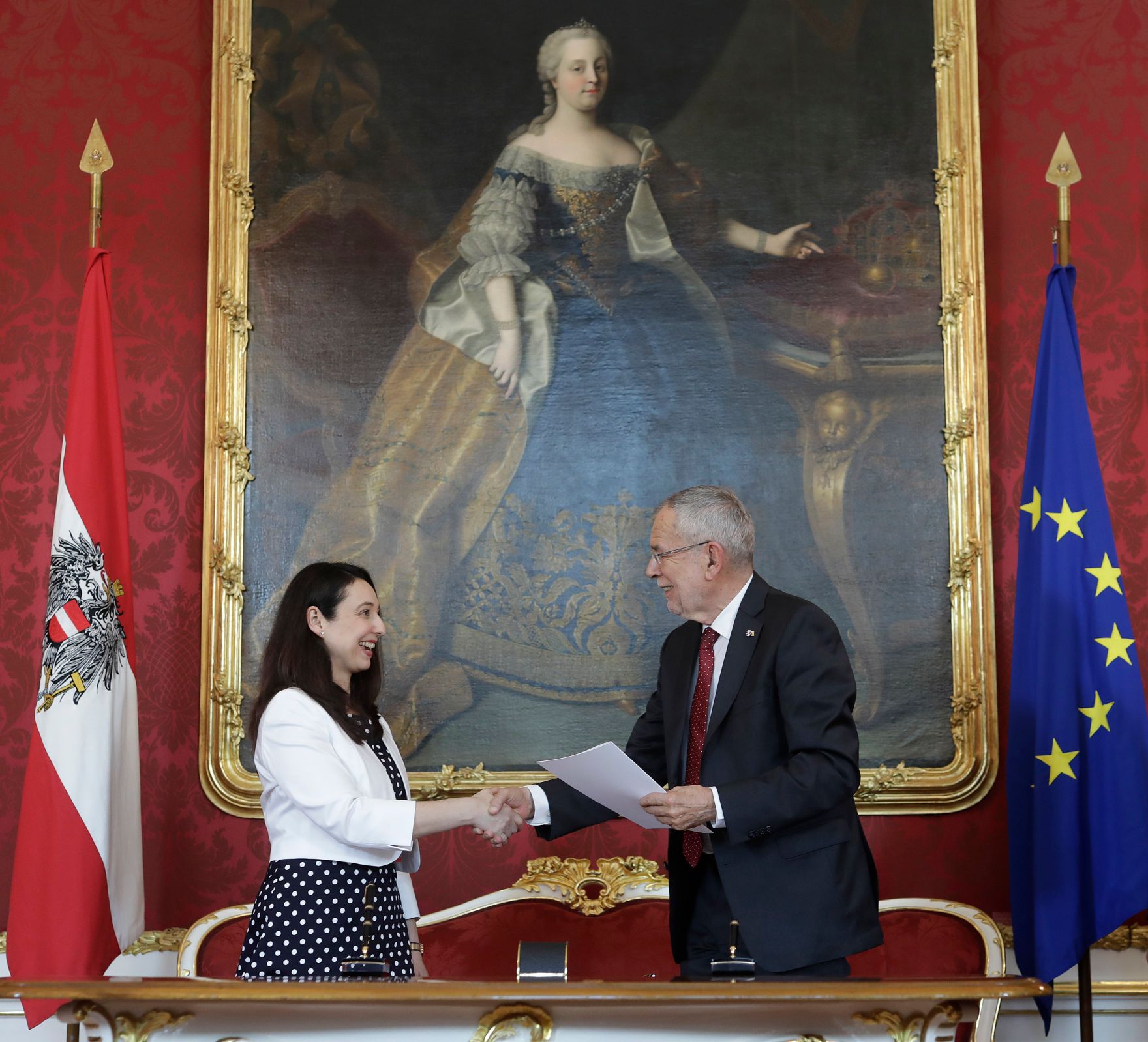 Am 3. Juni 2019 wurde die neue Bundesregierung vom Bundespr&auml;sidenten in der Pr&auml;sidentschaftskanzlei angelobt. Im Bild Bundespr&auml;sident Alexander Van der Bellen (r.) mit Bundesministerin Ines Stilling (l.).