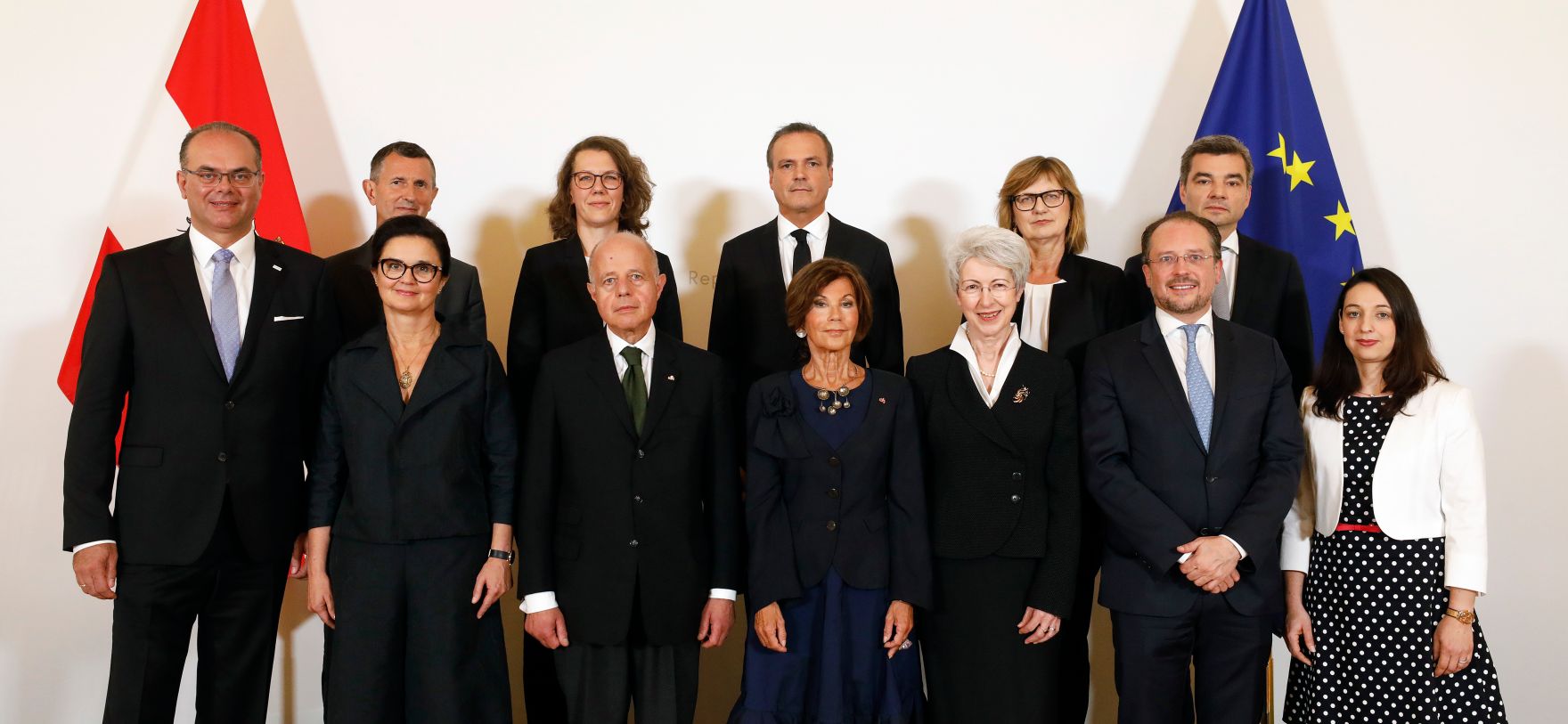 Vorne (v.l.n.r). Bundesminister Andreas Reichhardt, Bundesministerin Brigitte Zarfl, Vizekanzler Clemens Jabloner, Bundeskanzlerin Brigitte Bierlein, Bundesministerin Elisabeth Udolf-Strobl, Bundesminister Alexander Schallenberg, Bundesministerin Ines Stilling; Hinten (v.l.n.r.) Bundesminister Thomas Starlinger, Bundesministerin Iris Eliisa Rauskala, Bundesminister Eduard M&uuml;ller, Bundesministerin Maria Patek, Bundesminister Wolfgang Peschorn