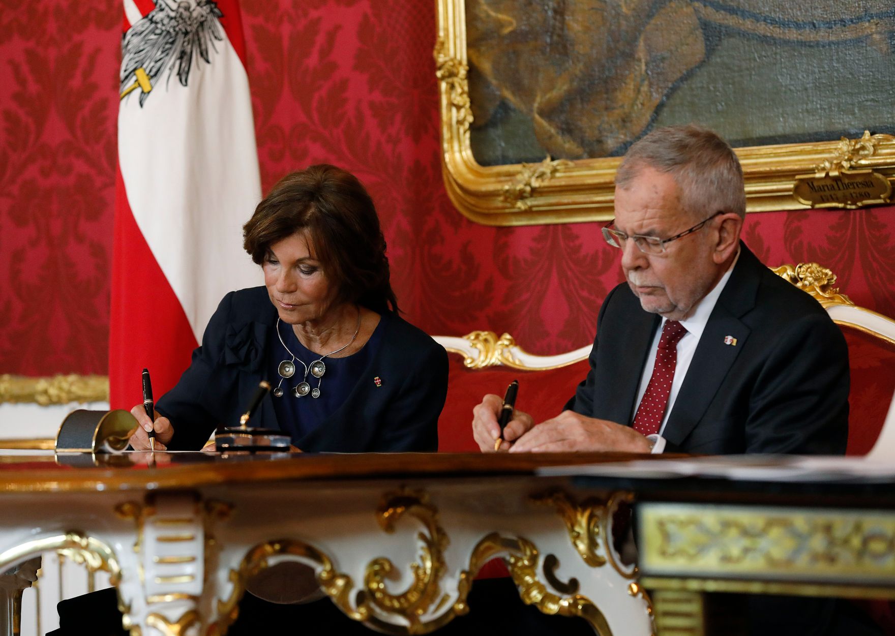 Am 3. Juni 2019 wurde die neue Bundesregierung vom Bundespr&auml;sidenten in der Pr&auml;sidentschaftskanzlei angelobt. Im Bild Bundespr&auml;sident Alexander Van der Bellen (r.) mit Bundeskanzlerin Brigitte Bierlein (l.).