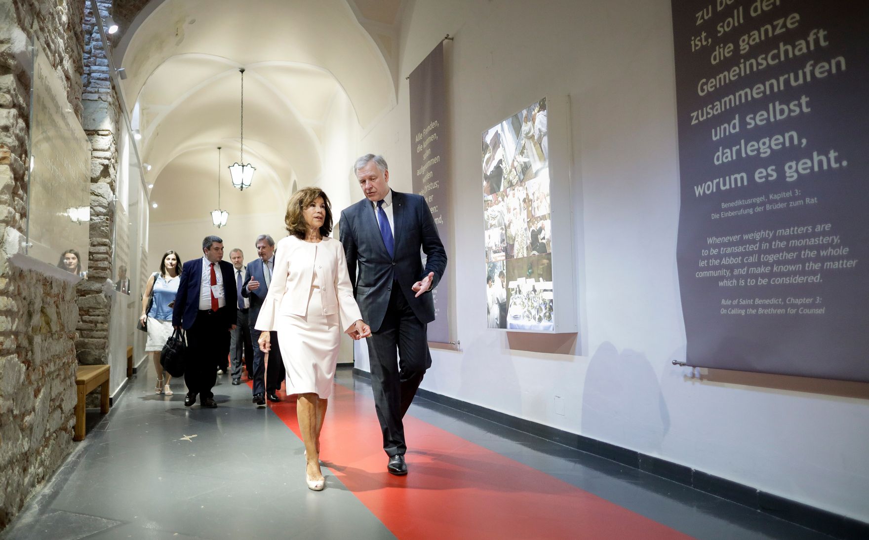 Am 15. Juni 2019 nahm Bundeskanzlerin Brigitte Bierlein (l.) am Europaforum Wachau teil. Im Bild mit Martin Eichtinger (r.).