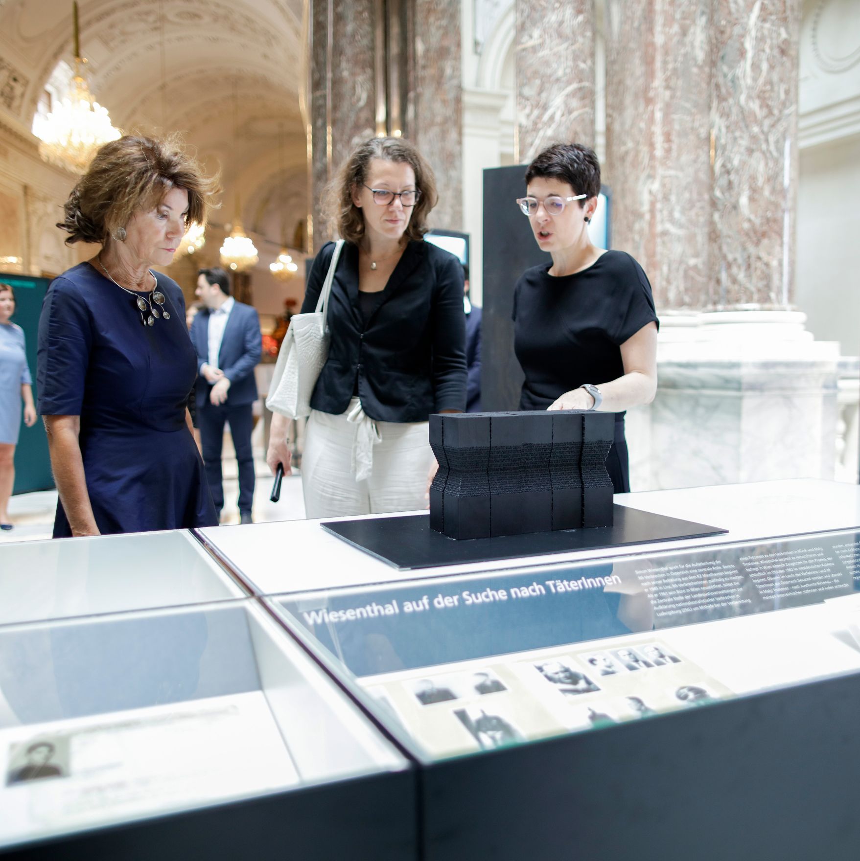 Am 27. Juni 2019 besuchte Bundeskanzlerin Brigitte Bierlein (l.) gemeinsam mit Bundesministerin Iris Rauskala (m.) und einer Sch&uuml;lergruppe das Haus der Geschichte &Ouml;sterreich. Im Bild mit der Direktorin Monika Sommer (r.).