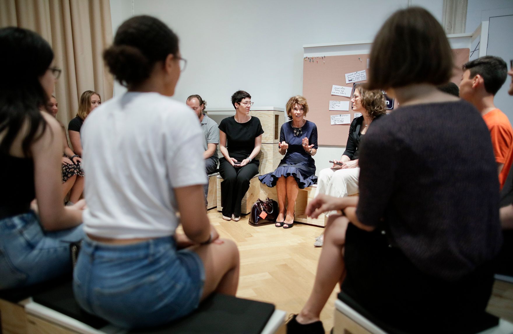 Am 27. Juni 2019 besuchte Bundeskanzlerin Brigitte Bierlein (m.) gemeinsam mit Bundesministerin Iris Rauskala (m.r.) und einer Sch&uuml;lergruppe das Haus der Geschichte &Ouml;sterreich. Im Bild mit der Direktorin Monika Sommer (m.l.).