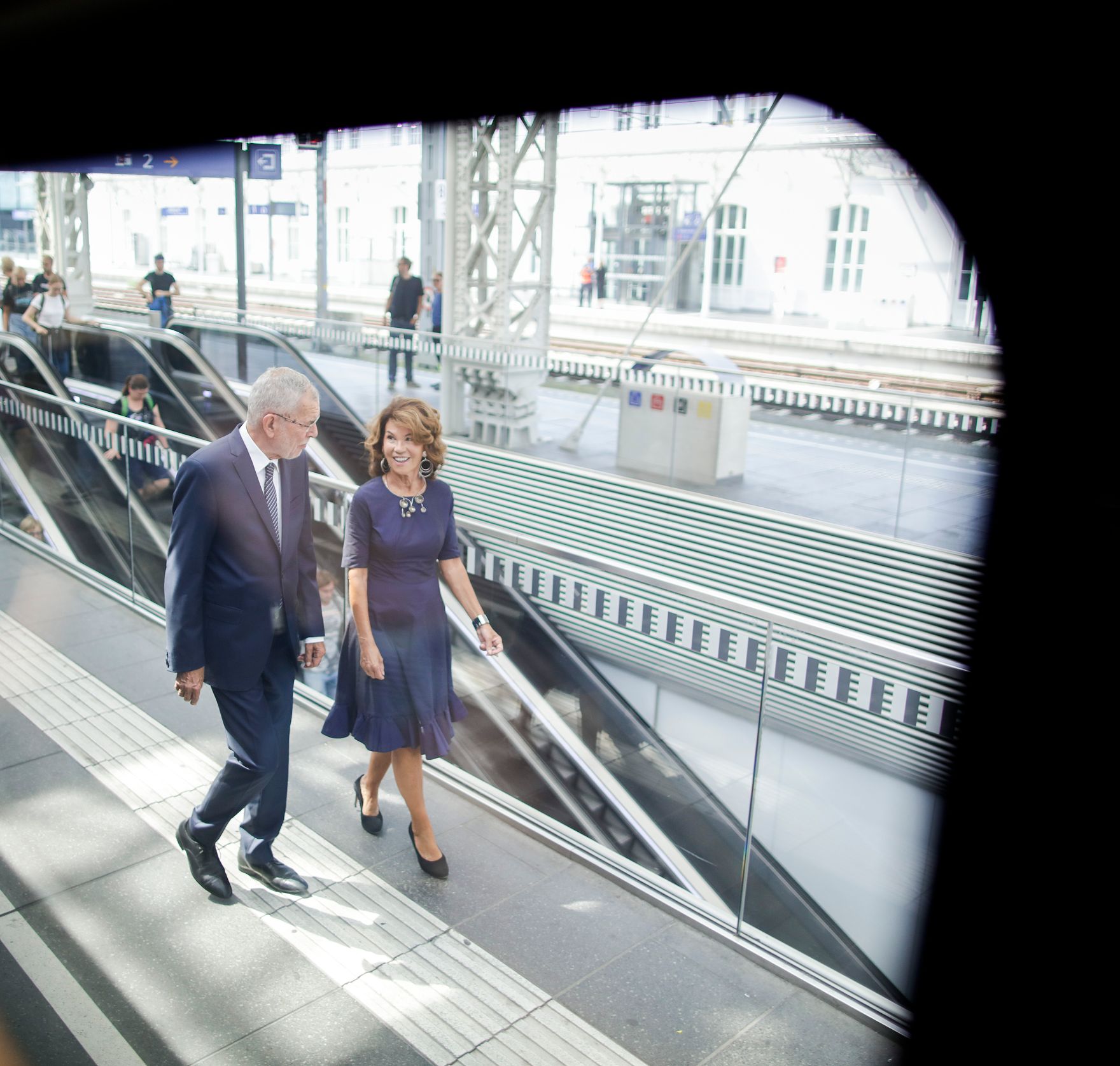 Am 24. August 2019 reiste Bundeskanzlerin Brigitte Bierlein (r.) gemeinsam mit Bundespr&auml;sident Alexander Van der Bellen (l.) zum Forum Alpbach.