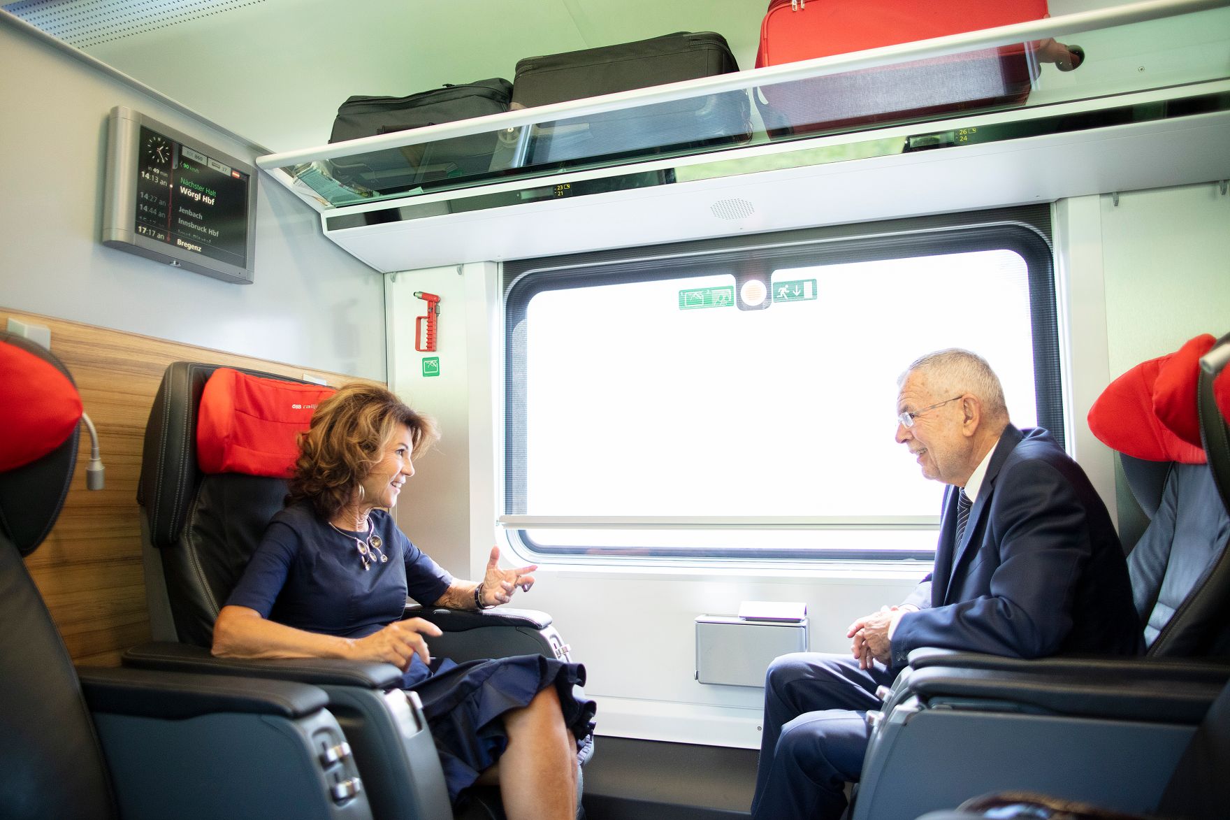 Am 24. August 2019 reiste Bundeskanzlerin Brigitte Bierlein (l.) gemeinsam mit Bundespr&auml;sident Alexander Van der Bellen (r.) zum Forum Alpbach.