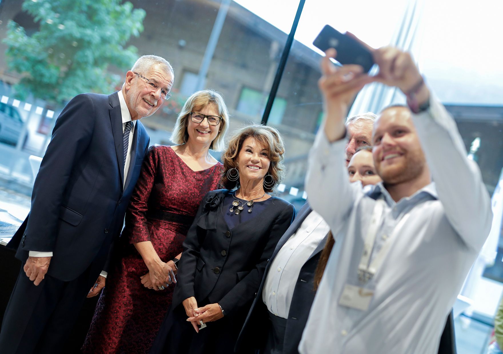 Am 24. August 2019 nahm Bundeskanzlerin Brigitte Bierlein (r.9 gemeinsam mit Bundespr&auml;sident Alexander Van der Bellen (l.) am Forum Alpbach teil. Im Bild mit Bundesministerin Maria Patek (m.).