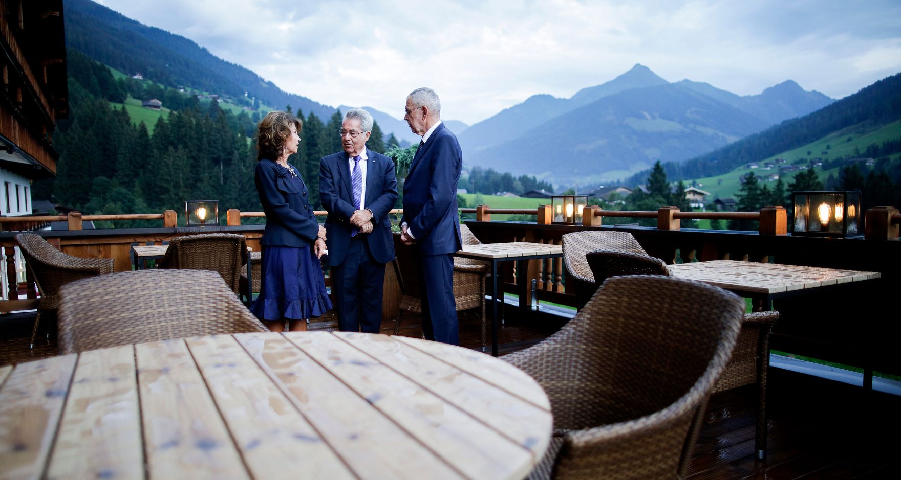 Am 24. August 2019 nahm Bundeskanzlerin Brigitte Bierlein (l.) gemeinsam mit Bundespr&auml;sident Alexander Van der Bellen (r.) am Forum Alpbach teil. Im Bild mit Bundespr&auml;sident a.D. Heinz Fischer (m.).