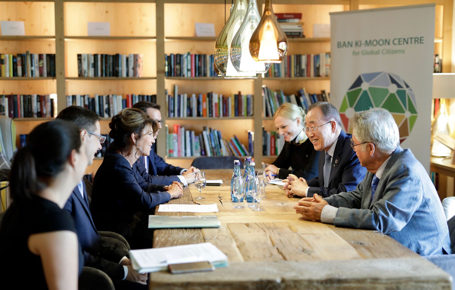 Am 25. August 2019 nahm Bundeskanzlerin Brigitte Bierlein (3.v.l.) gemeinsam mit Bundespr&auml;sident Alexander Van der Bellen am Forum Alpbach teil. Im Bild Trilaterales Gespr&auml;ch mit Ban Ki-moon (2.v.r.) und Heinz Fischer (r.).
