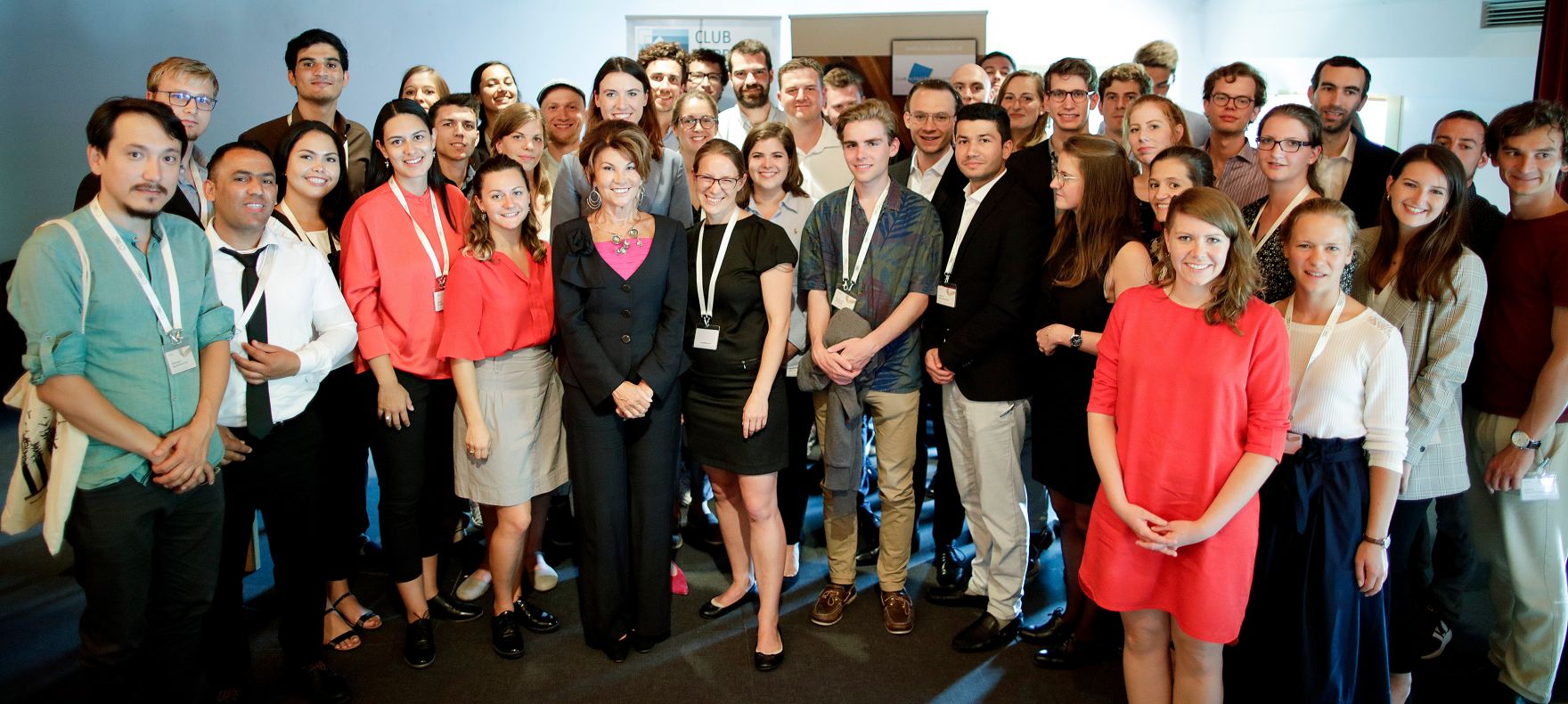 Am 25. August 2019 nahm Bundeskanzlerin Brigitte Bierlein gemeinsam mit Bundespr&auml;sident Alexander Van der Bellen am Forum Alpbach teil. Im Bild beim Kamingespr&auml;ch mit den Studenten des Club Forum Alpbach Nieder&ouml;sterreich/Salzburg/Burgenland.