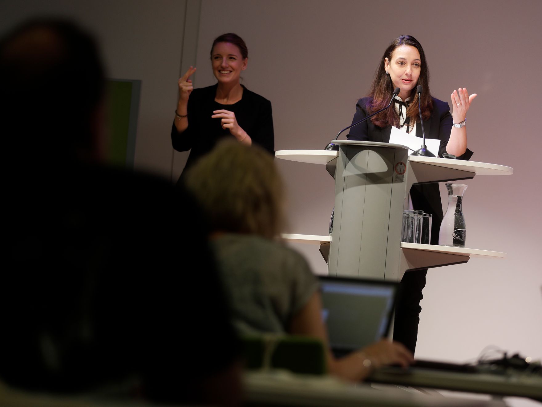 Am 12. September 2019 nahm Bundeskanzlerin Brigitte Bierlein gemeinsam mit Bundesministerin Ines Stilling (im Bild) und Bundesministerin Brigitte Zarfl beim der Er&ouml;ffnung der Konferenz &bdquo;Frauen mit Behinderung &ndash; warum wir dar&uuml;ber reden m&uuml;ssen&ldquo; teil.