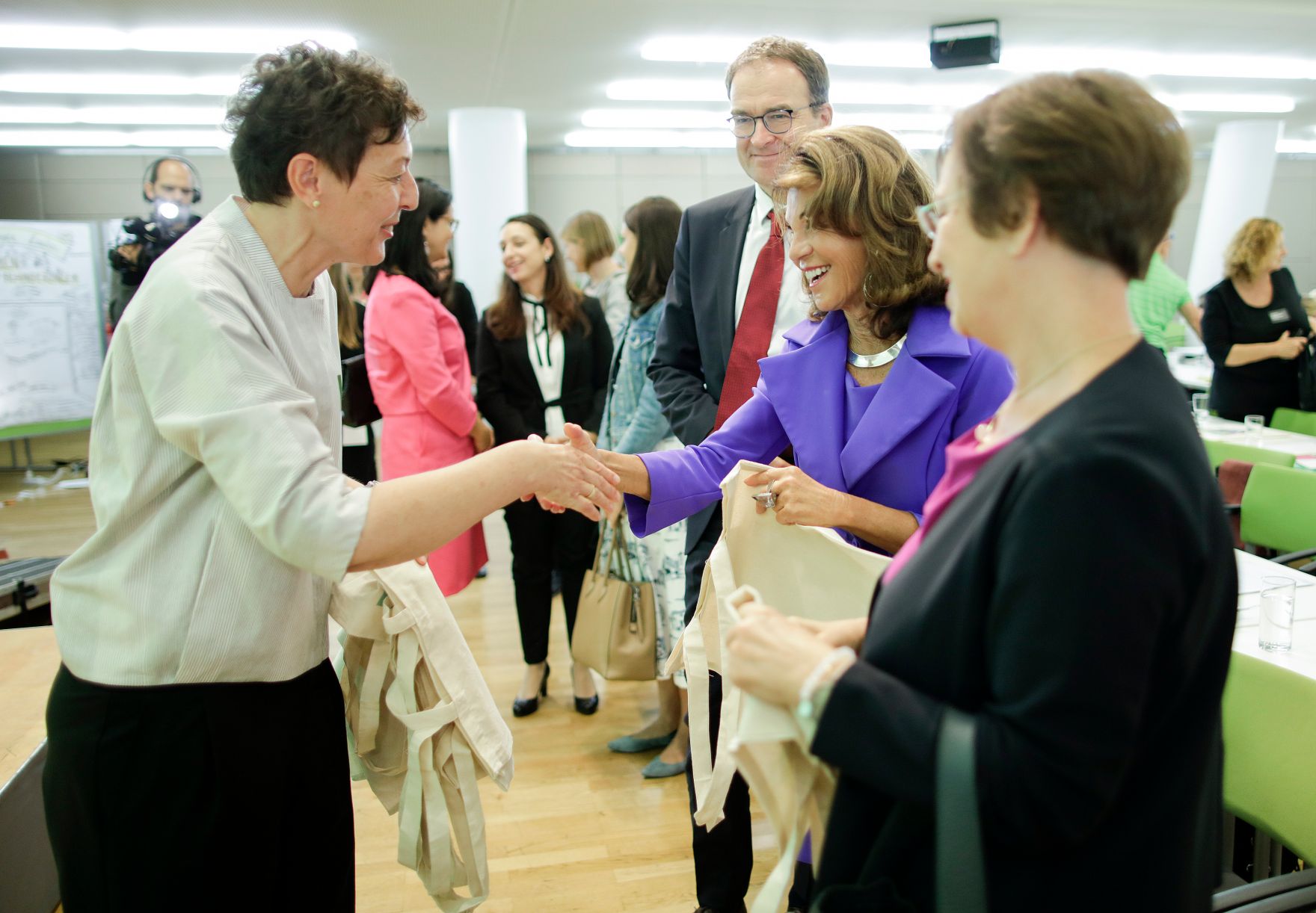 Am 12. September 2019 nahm Bundeskanzlerin Brigitte Bierlein (2.v.r.) gemeinsam mit Bundesministerin Ines Stilling und Bundesministerin Brigitte Zarfl beim der Er&ouml;ffnung der Konferenz &bdquo;Frauen mit Behinderung &ndash; warum wir dar&uuml;ber reden m&uuml;ssen&ldquo; teil.