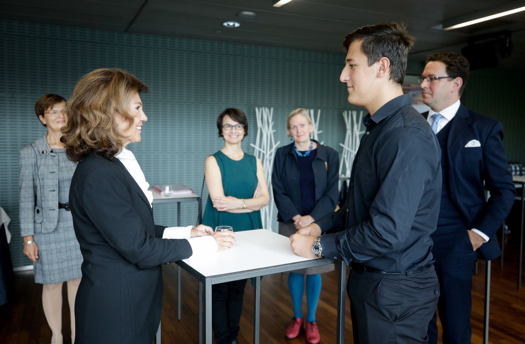 Am 16. September 2019 fand die Arbeitsreise von Bundeskanzlerin Brigitte Bierlein (2.v.l.) in Helsinki statt. Im Bild beim besuch des finnischen Haus der Musik "Musiikkitalo".