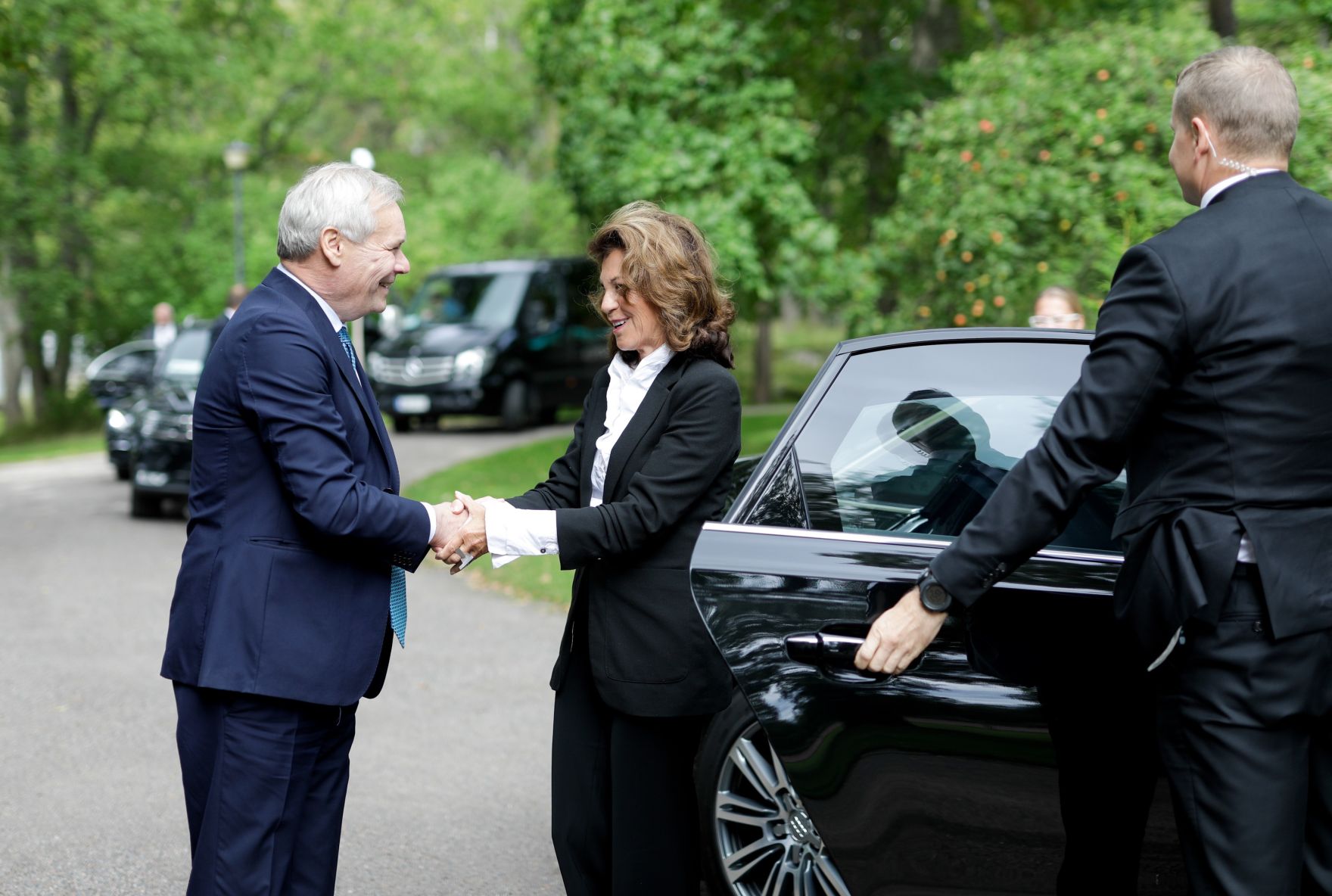 Am 16. September 2019 fand die Arbeitsreise von Bundeskanzlerin Brigitte Bierlein (m.) in Helsinki statt. Im Bild mit dem finnischen Premierminister Antti Rinne (l.).