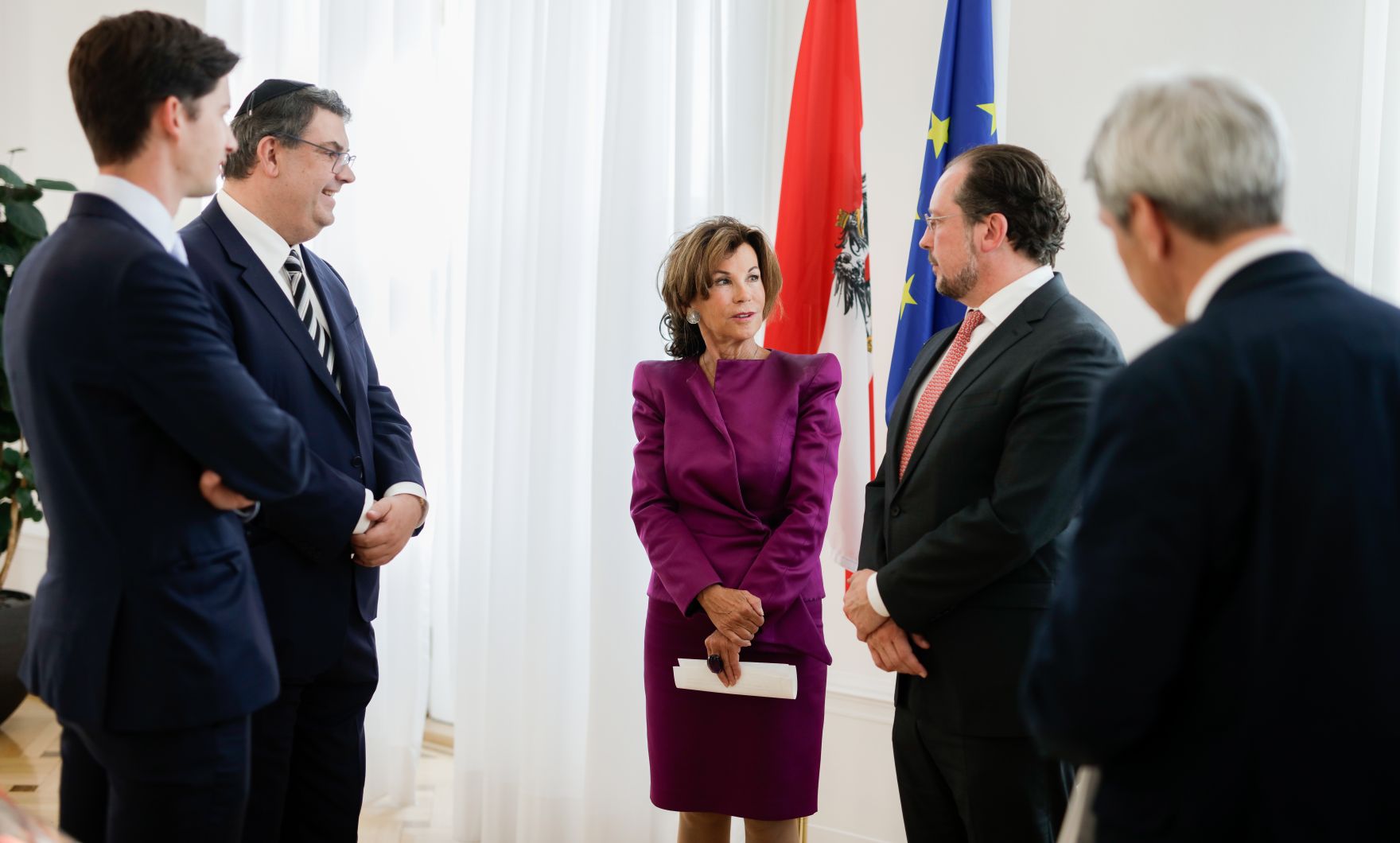 Am 19. September 2019 lud Bundeskanzlerin Brigitte Bierlein gemeinsam mit Bundesminister Alexander Schallenberg zum Empfang zu Rosch Ha Schana ins Bundeskanzleramt ein.