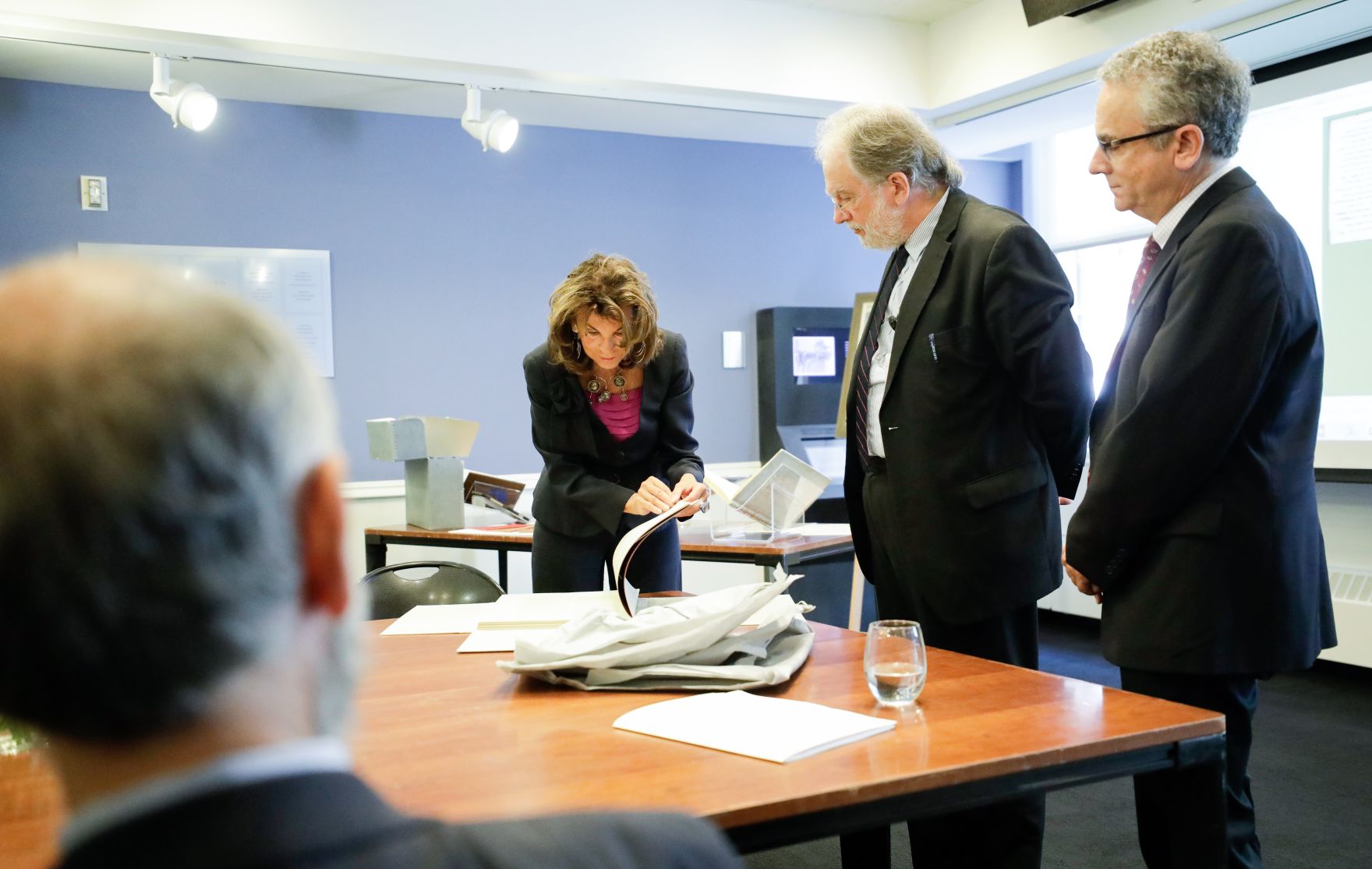 Am 22. September 2019 setzte Bundeskanzlerin Brigitte Bierlein anl&auml;sslich der UN-Generalversammlung nach New York fort. Im Bild beim Besuch des Leo Baeck Institute for the Study of German-Jewish History and Culture.