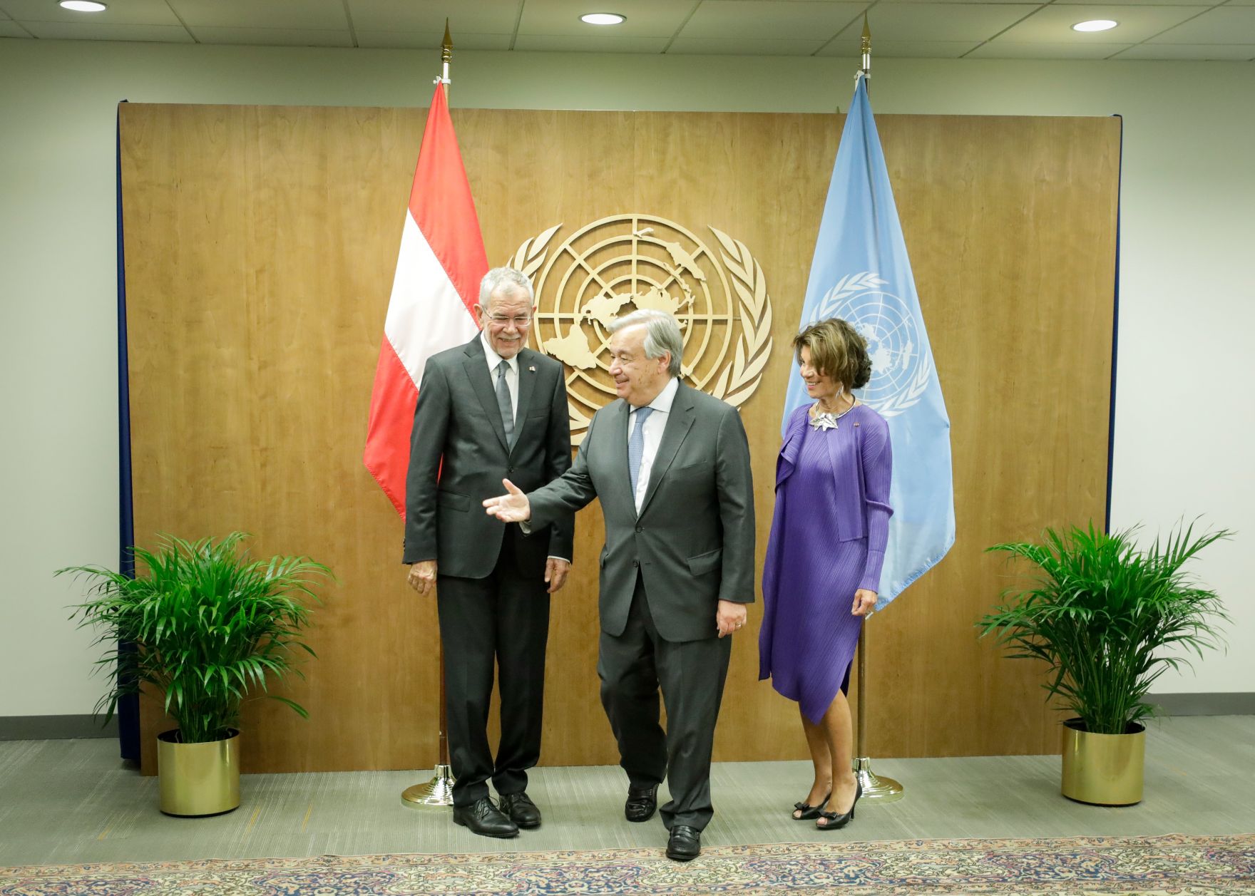 Am 22. September 2019 setzte Bundeskanzlerin Brigitte Bierlein (r.) anl&auml;sslich der UN-Generalversammlung nach New York fort. Im Bild mit Bundespr&auml;sident Alexander Van der Bellen (l.) bei dem Generalsekret&auml;r der Vereinten Nationen Ant&oacute;nio Guterres (m.).